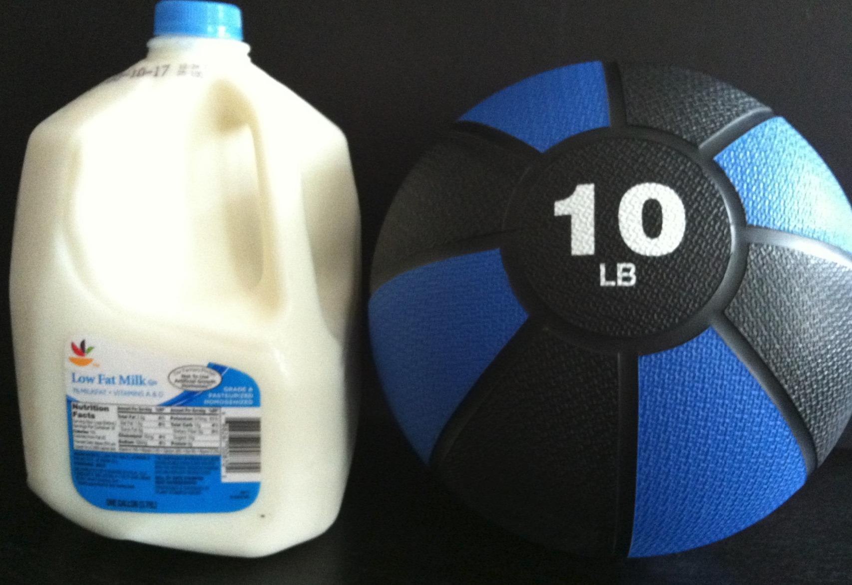 Amazon Basics Weighted Medicine Ball customer photo 1