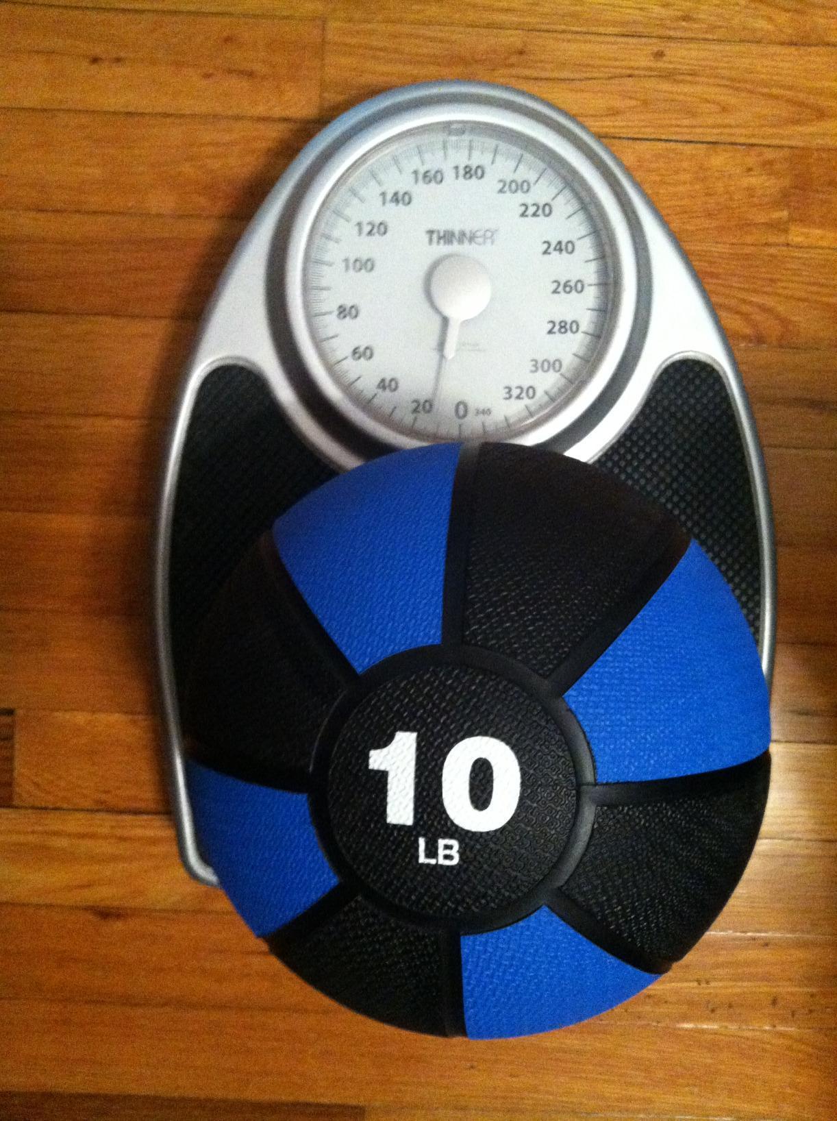 Amazon Basics Weighted Medicine Ball customer photo 2