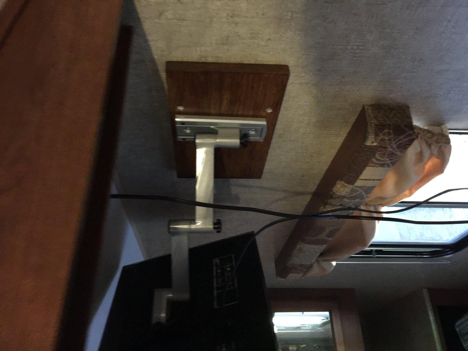 Mount-It! Locking RV TV Mount with Dual Wall Plates & Quick Release | Full Motion Rust-Resistant Aluminum Arm for Indoor & Outdoor Use in Camper, Trailer, RV | 13-42 Inch Screens, VESA 200 Compatible customer photo 2