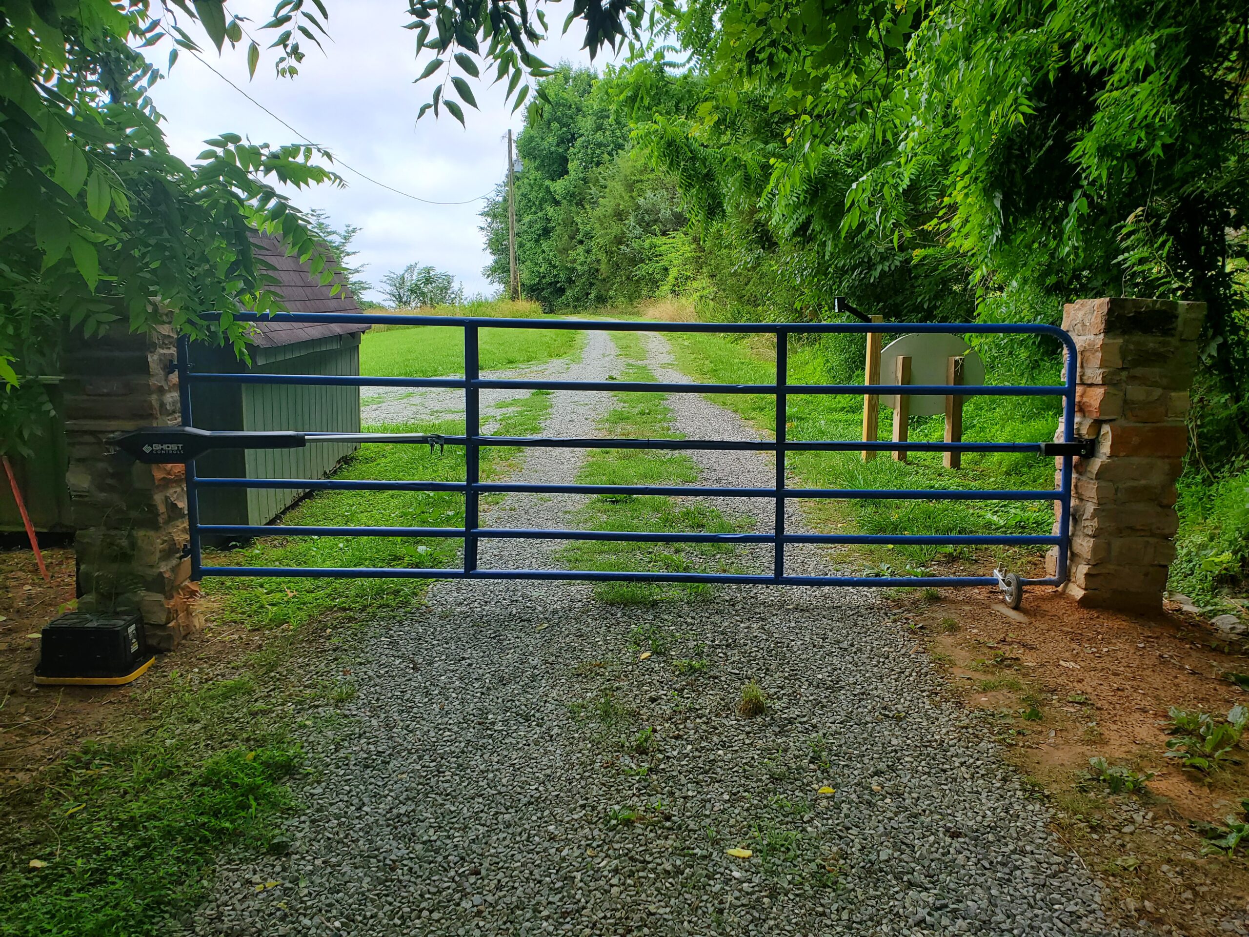 GC GHOST CONTROLS Solar Heavy-Duty Automatic Gate Opener Kit for Driveway Swing Gates with Long-Range Solar Gate Opener Remote - Model TSS1XP customer photo 2