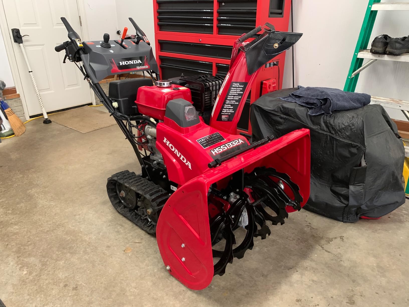 Honda HSS1332ATD 389cc 32 inch Track Drive Two Stage Snow Blower, Electric Start customer photo 1