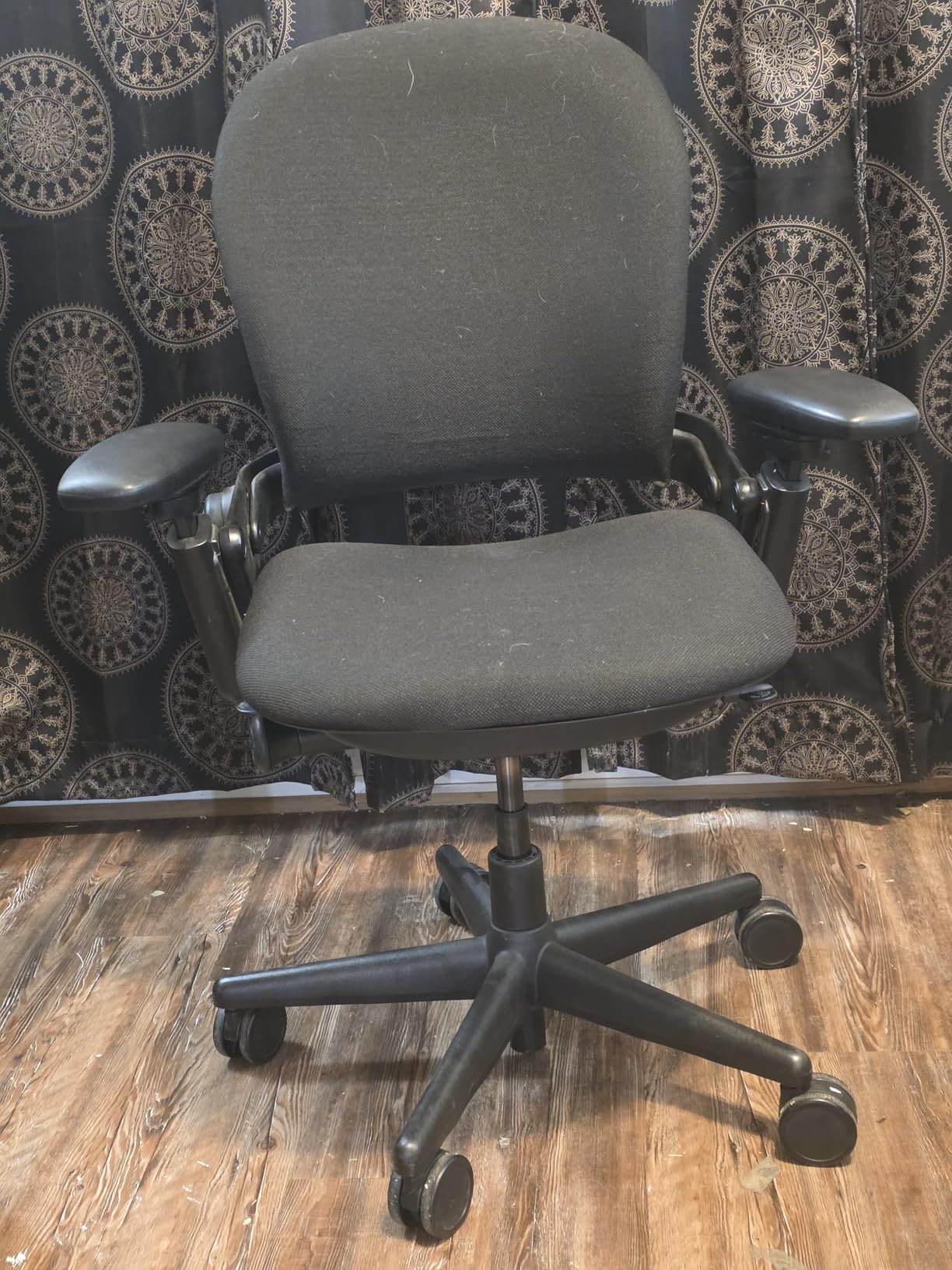 Leap Office Chair - Seven Points of Adjustability - Ergonomic Back Support Chair - Lumbar Support - 4D Adjustable Arms - Cobalt customer photo 2