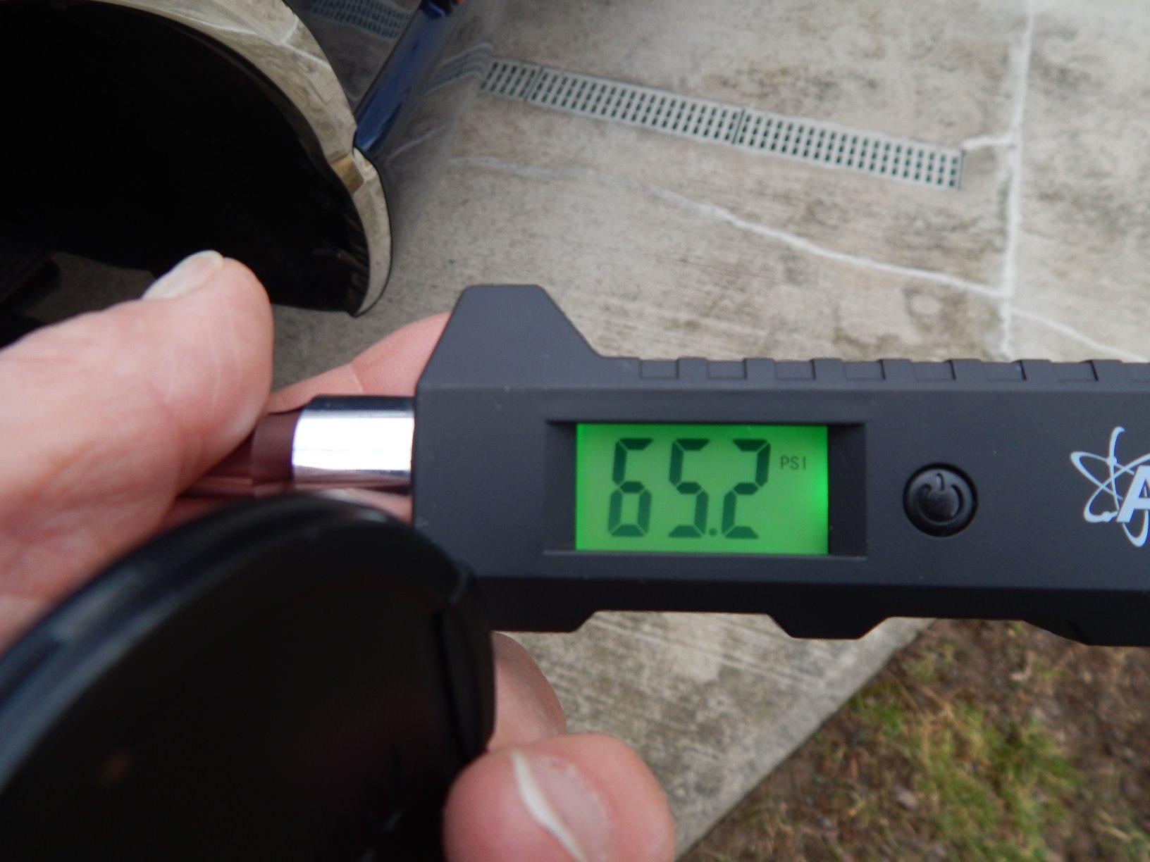 AstroAI Heavy Duty Digital Tire Pressure Gauge 0-230 PSI Calibrated to ANSI B40.7 Grade 2A (0.5%) with Backlit LCD and Flashlight, Stainless Steel for Truck RV Car Motorcycle Bike customer photo 2