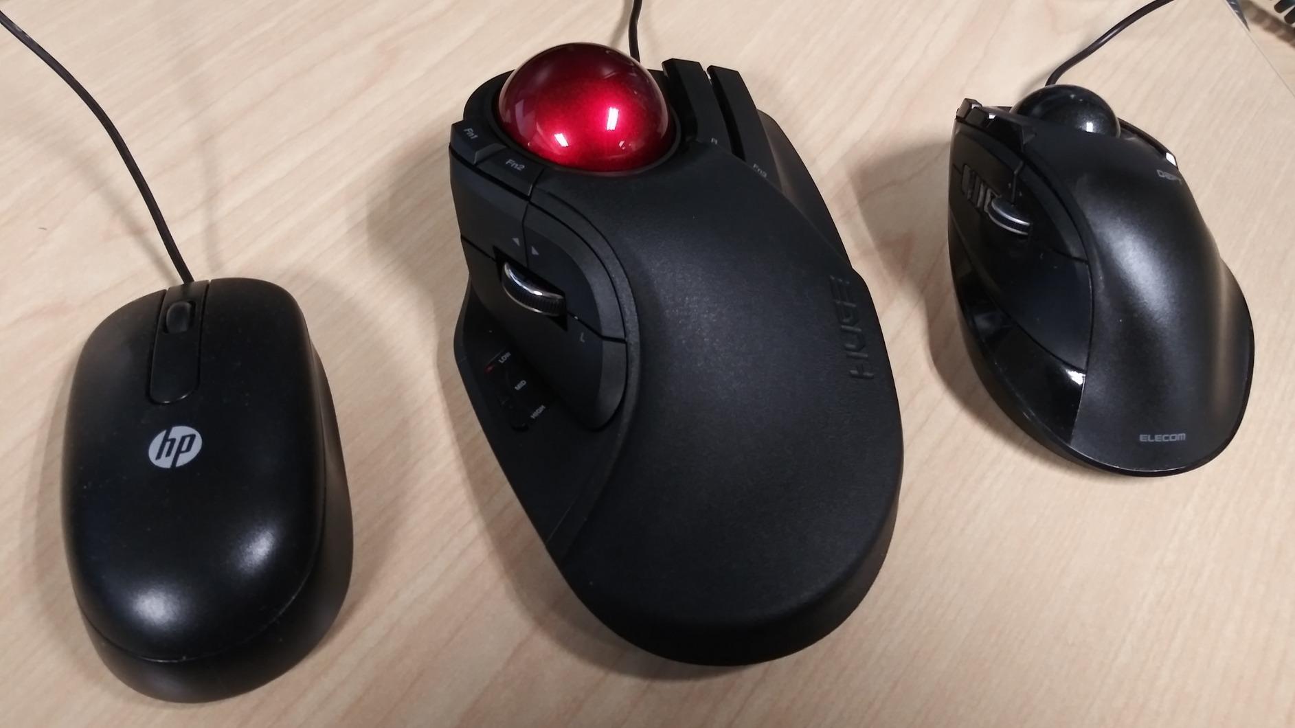 Elecom HUGE Trackball Mouse, Wired, Finger-Operated, 8-Button Function, Palm Rest Attached, 52mm Smooth Red Ball Windows11, macOS (M-HT1URBK) customer photo 2