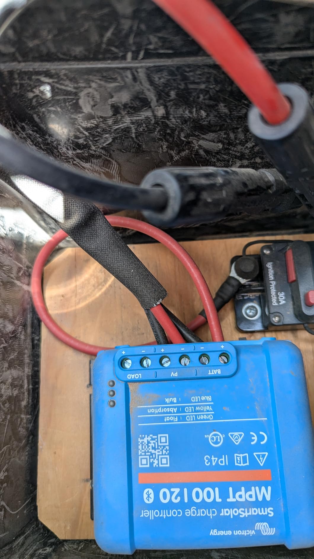 Victron Energy SmartSolar MPPT Solar Charge Controller (Bluetooth) - Charge Controllers for Solar Panels - 100V, 20 amp, 48-Volt customer photo 2