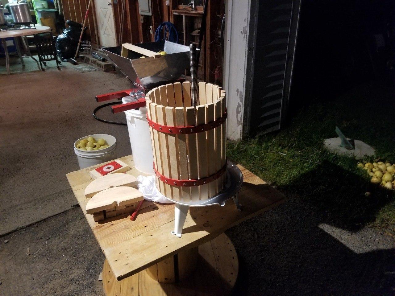 EJWOX 4.75 Gallon Fruit and Wine Press, Manual Cider Juice Maker with Solid Beech Wood Basket & Heavy-Duty Stand for Apples, Grapes, Berries customer photo 1