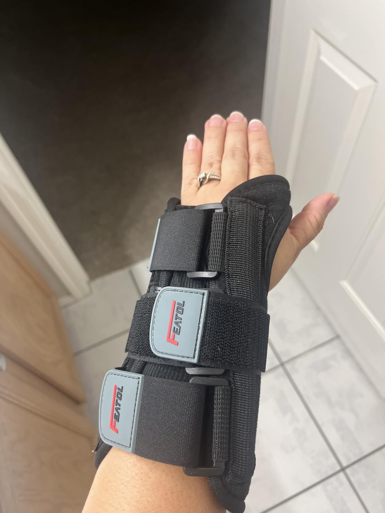 FEATOL Wrist Brace Hand Brace, Carpal Tunnel Wrist Splint Night Support for Women Men, Pain Relief Support -Tendonitis, Arthritis, Sprain, Right Hand, Small/Medium customer photo 1