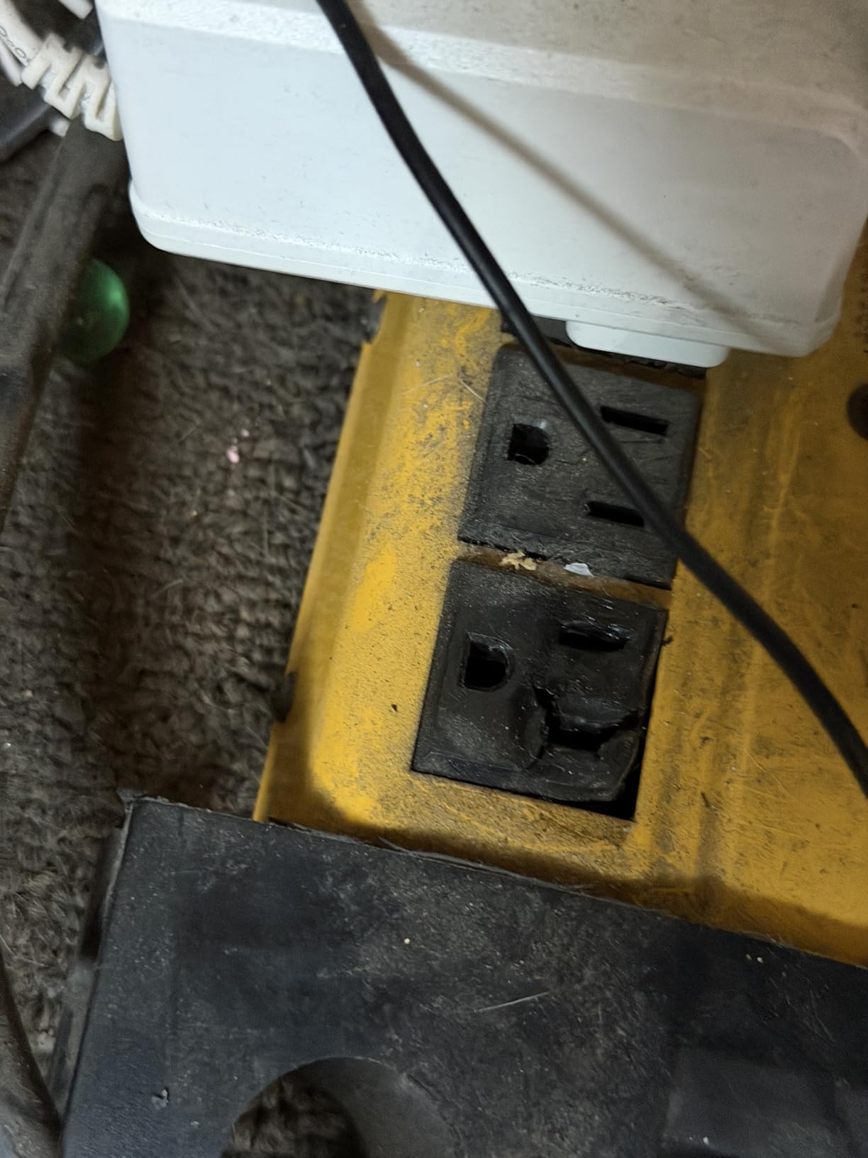 CRST 10-Outlets Heavy Duty Power Strip Metal Surge Protector with 15 Amps, 15-Foot Power Cord 2800 Joules for Garden, Kitchen, Office, School, ETL Listed(3165047) (10-Outlet, Yellow) customer photo 1
