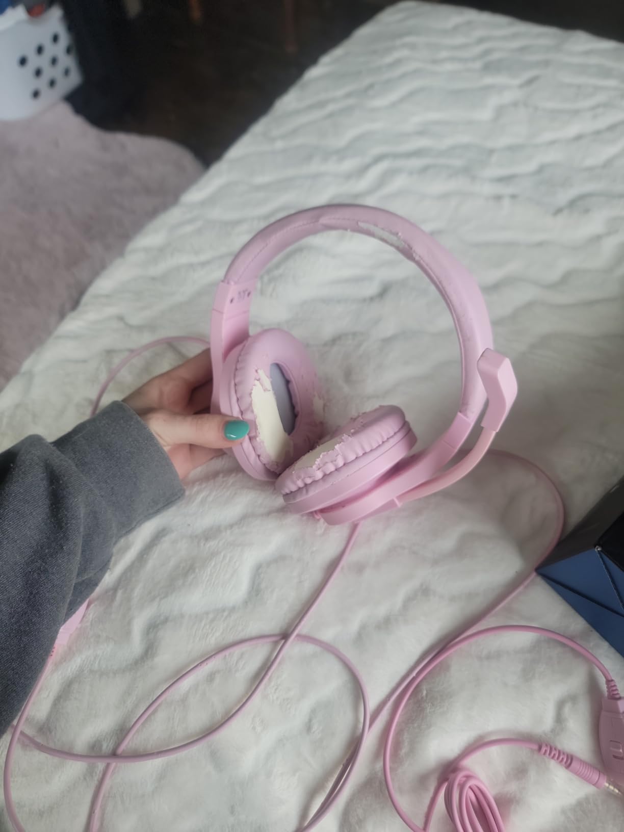 DIWUER Gaming Headset for Xbox One, PS4, PS5, Nintendo Switch, Bass Surround and Noise Cancelling 3.5mm Over Ear Headphones with Mic for Laptop PC Smartphones, Pink customer photo 2