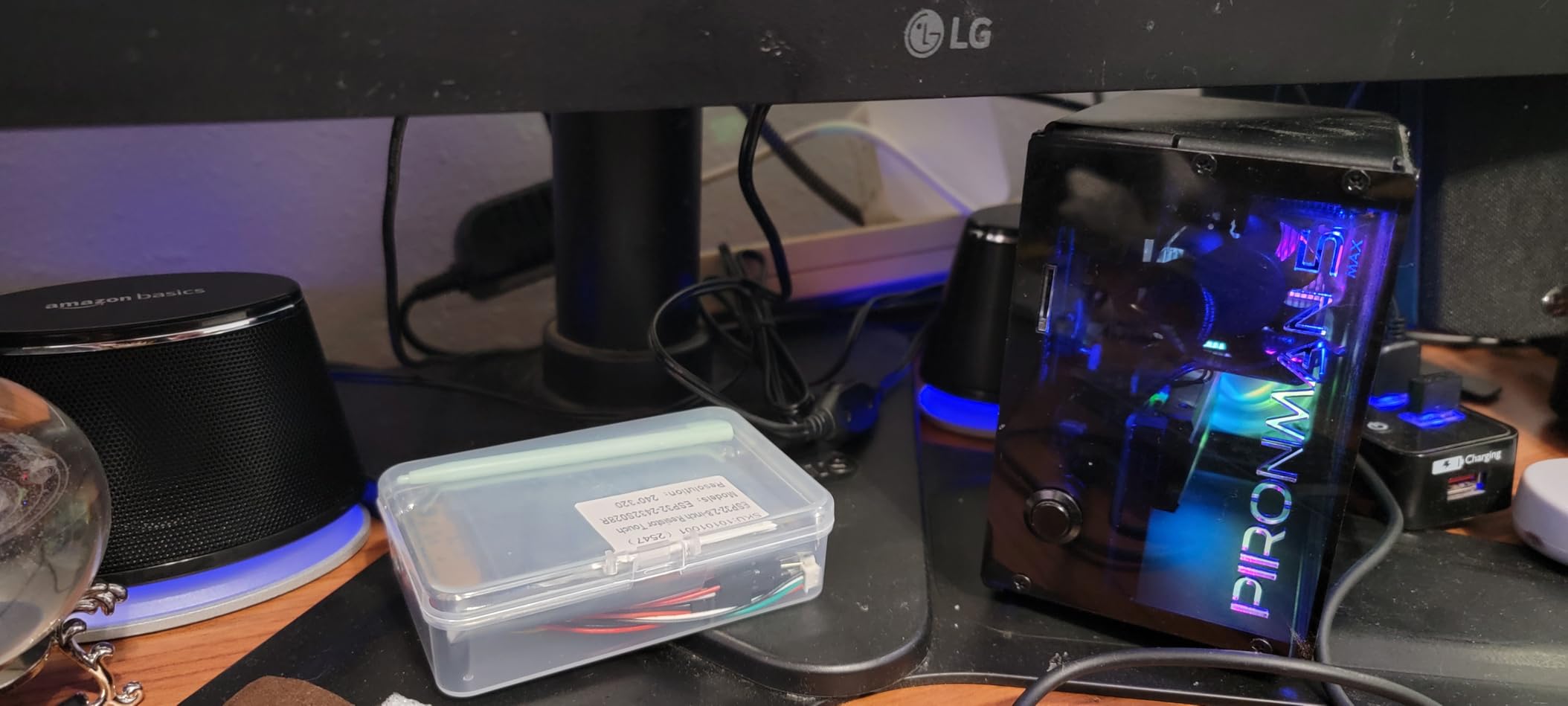 Amazon Basics Stereo 2.0 Speakers for PC or Laptop with Volume Control, 3.5mm Aux Input, USB-Powered, 1 Pair, Black customer photo 1