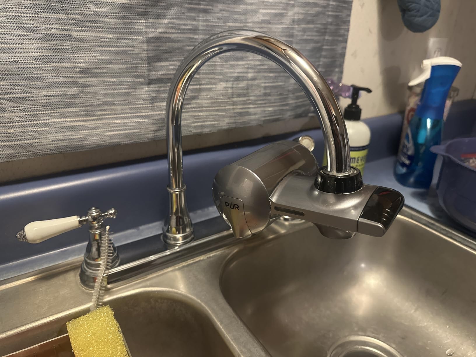 PUR Plus Horizontal Faucet Mount Filtration System with 3-in-1 Lead Reducing Filter, Water Filter for Sink, Lasts 100 Gallons, Compatible with Sinks with External Aerators, Metallic Grey customer photo 2