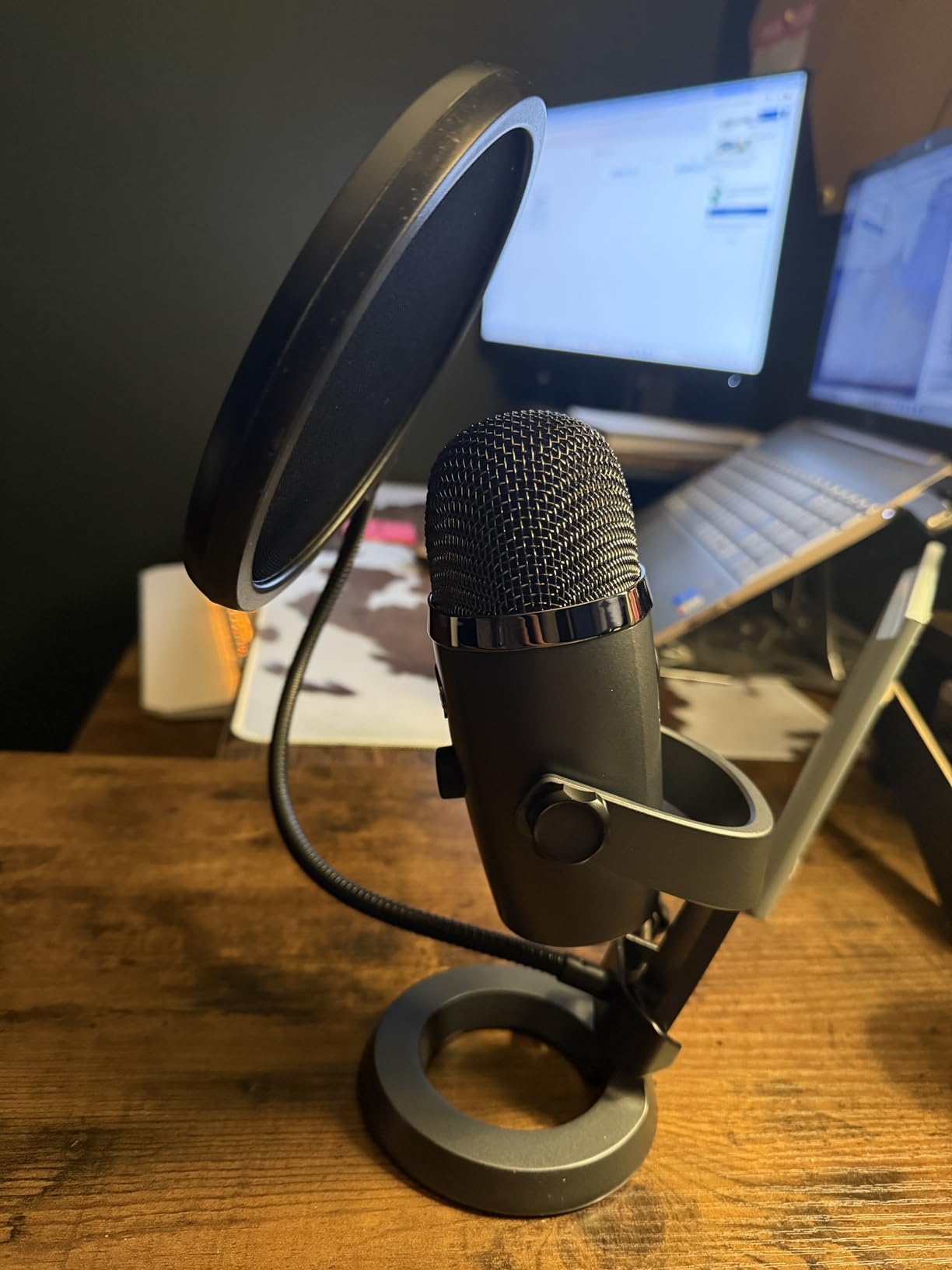 Logitech for Creators Blue Yeti Nano USB Microphone for Gaming, Streaming, Podcasting, Twitch, YouTube, Discord, Recording for PC and Mac, Plug & Play - Shadow Grey customer photo 2