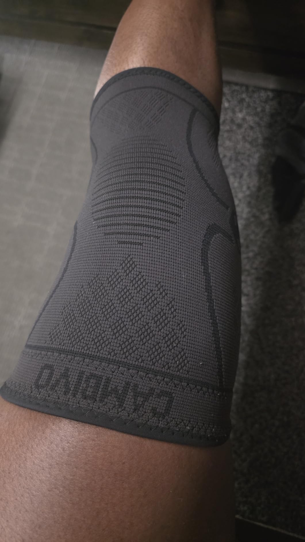 CAMBIVO 2 Pack Knee Braces for Women & Men, Knee Compression Sleeves for Knee Pain Relief, Knee Support with Non-Slip Silicone, Breathable, for Running, Workout, Weightlifting & Daily Use, Arthritis Support (Black, Medium) customer photo 1