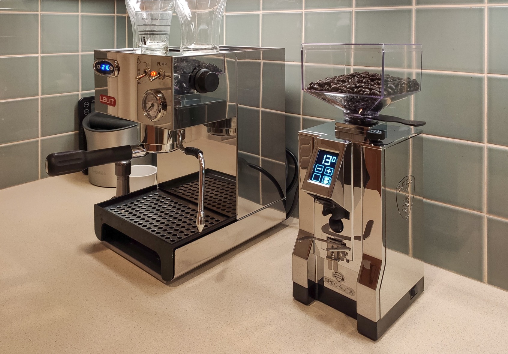 Eureka Mignon Specialita Espresso Grinder | Silent Technology | Stepless 55mm Burrs | Touchscreen | Black customer photo 1