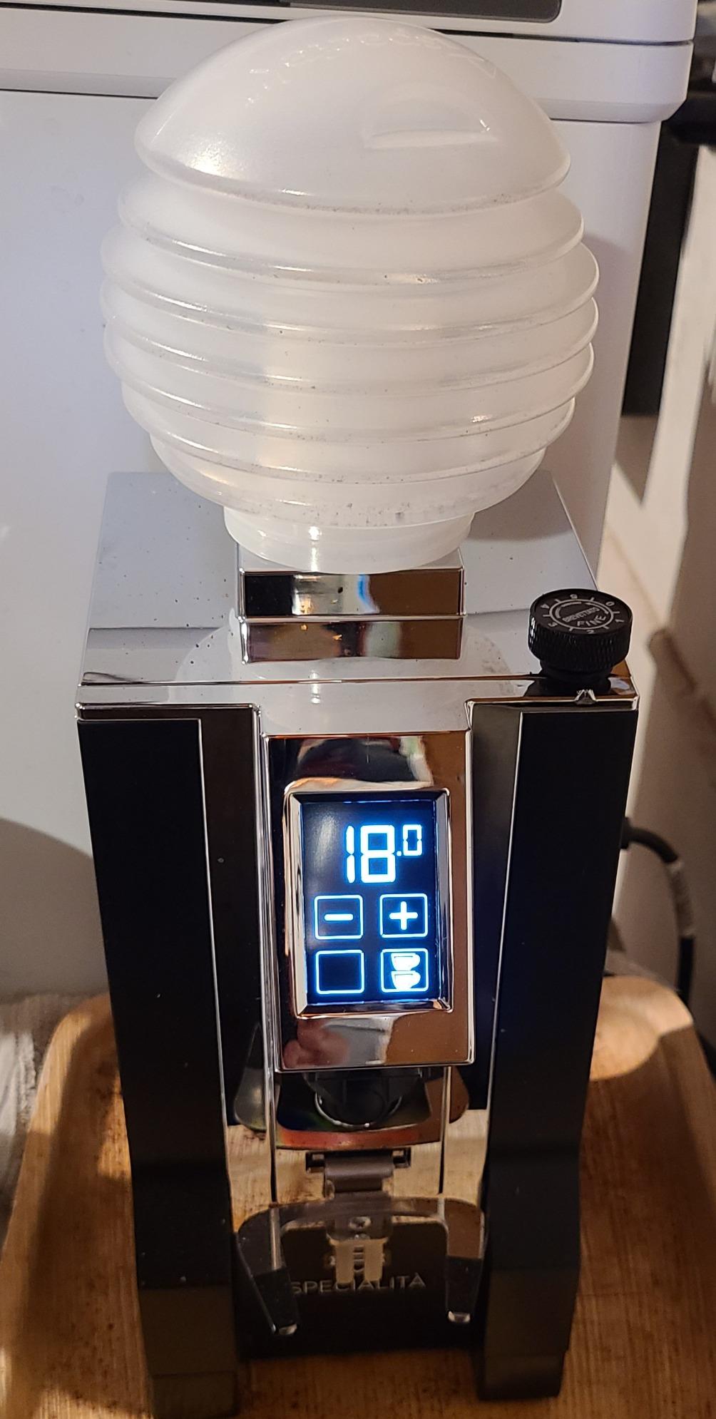 Eureka Mignon Specialita Espresso Grinder | Silent Technology | Stepless 55mm Burrs | Touchscreen | Black customer photo 2
