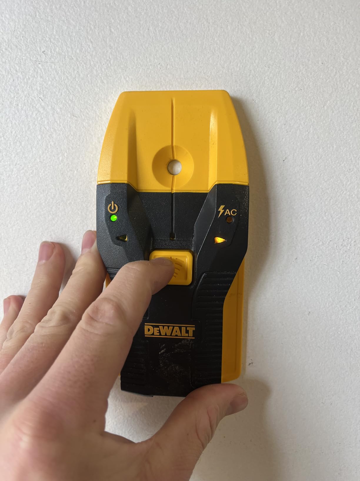 DEWALT Stud Finder, 3/4-Inch, Locate Framing Studs Efficiently with LED Arrows, Ideal for Wood and Metal, AAA Batteries Included (DW0100) customer photo 1