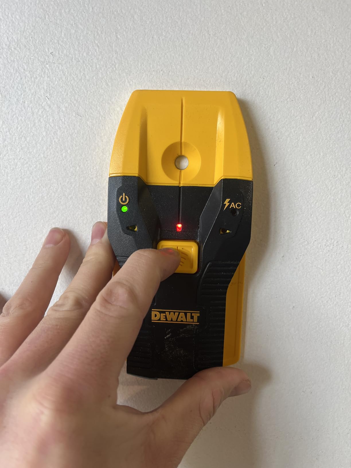 DEWALT Stud Finder, 3/4-Inch, Locate Framing Studs Efficiently with LED Arrows, Ideal for Wood and Metal, AAA Batteries Included (DW0100) customer photo 2