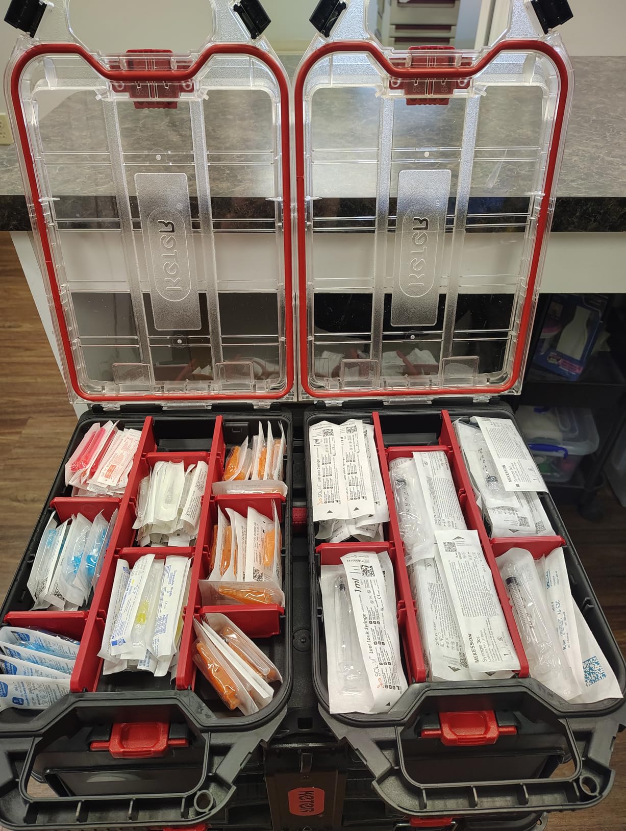 Keter Masterloader Resin Rolling Tool Box with Locking System and Removable Bins - Perfect Organization and Storage Chest for Power Drill, Tape Measure, and Screwdriver Set, Black customer photo 2