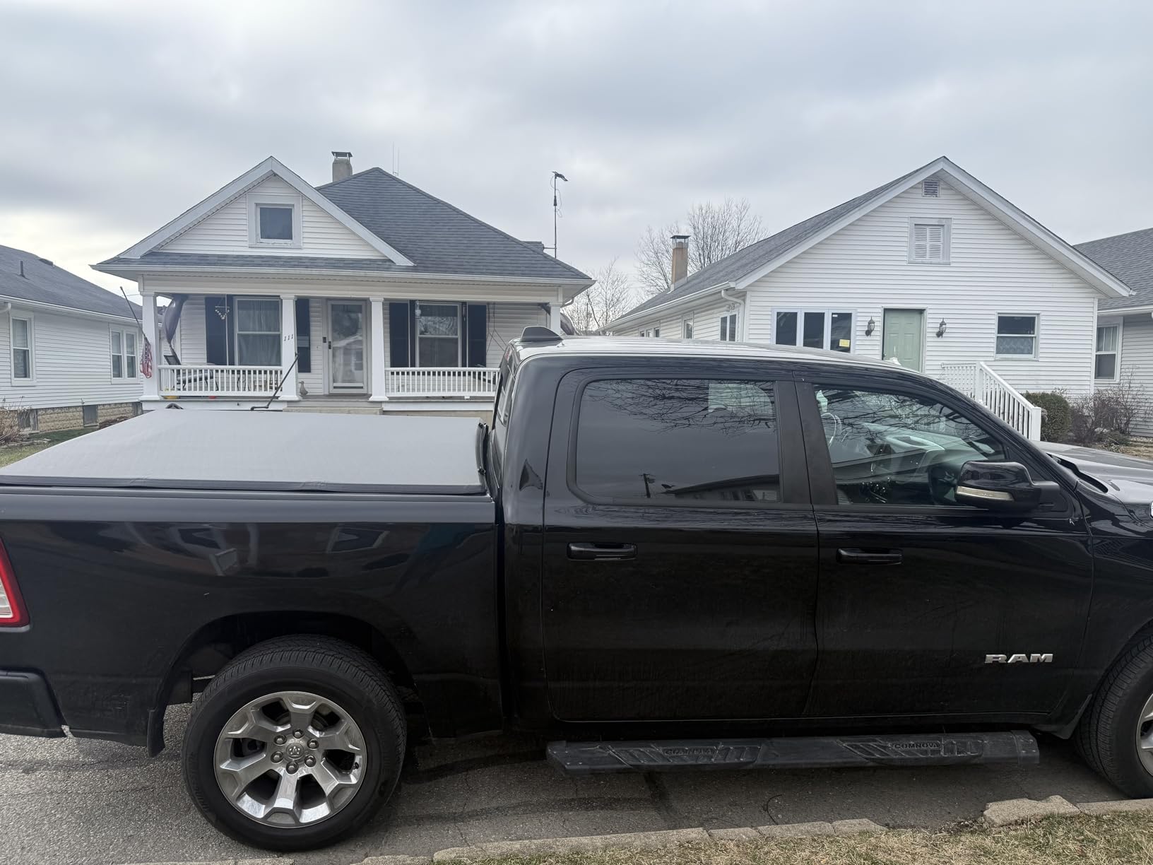 Tyger Auto T3 Soft Tri-fold Truck Bed Tonneau Cover Compatible with 2019-2026 Ram 1500 (Not Fit 19-24 Classic) | 5'7