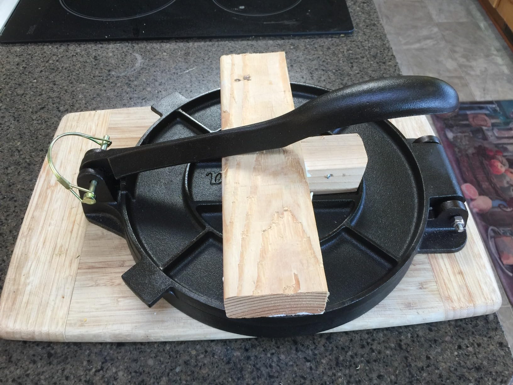 Uno Casa Cast Iron Tortilla Press 8 Inch - Tortilla Maker Press, Pre-Seasoned Roti Maker with 100 Pcs Parchment Paper - Heavy Duty Quesadilla Maker for Homemade Flatbreads, Rotis, Empanadas customer photo 1