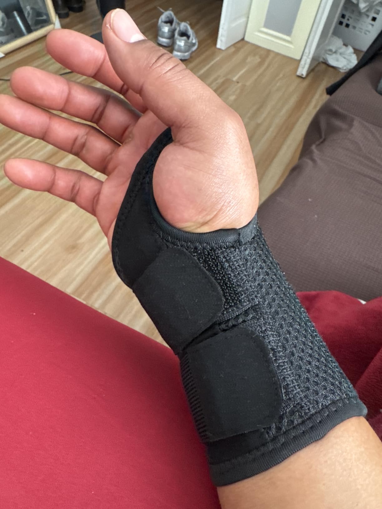 Copper Compression Advanced Wrist Brace - Copper Infused Adjustable Orthopedic Support Splint for Pain, Carpal Tunnel, Arthritis, Tennis Elbow, Tendinitis, RSI, Ganglion Cyst for Men Women Right S/M customer photo 1