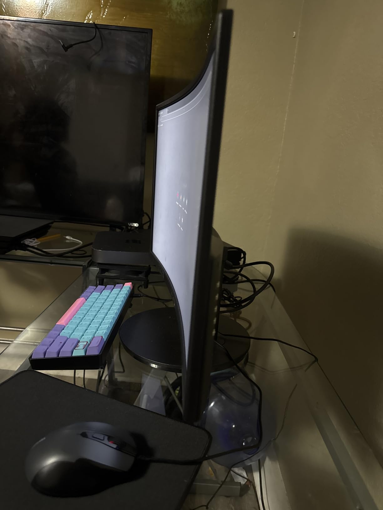 Sceptre Curved 24-inch Gaming Monitor 1080p R1500 98% sRGB HDMI x2 VGA Build-in Speakers, VESA Wall Mount Machine Black (C248W-1920RN Series) customer photo 1