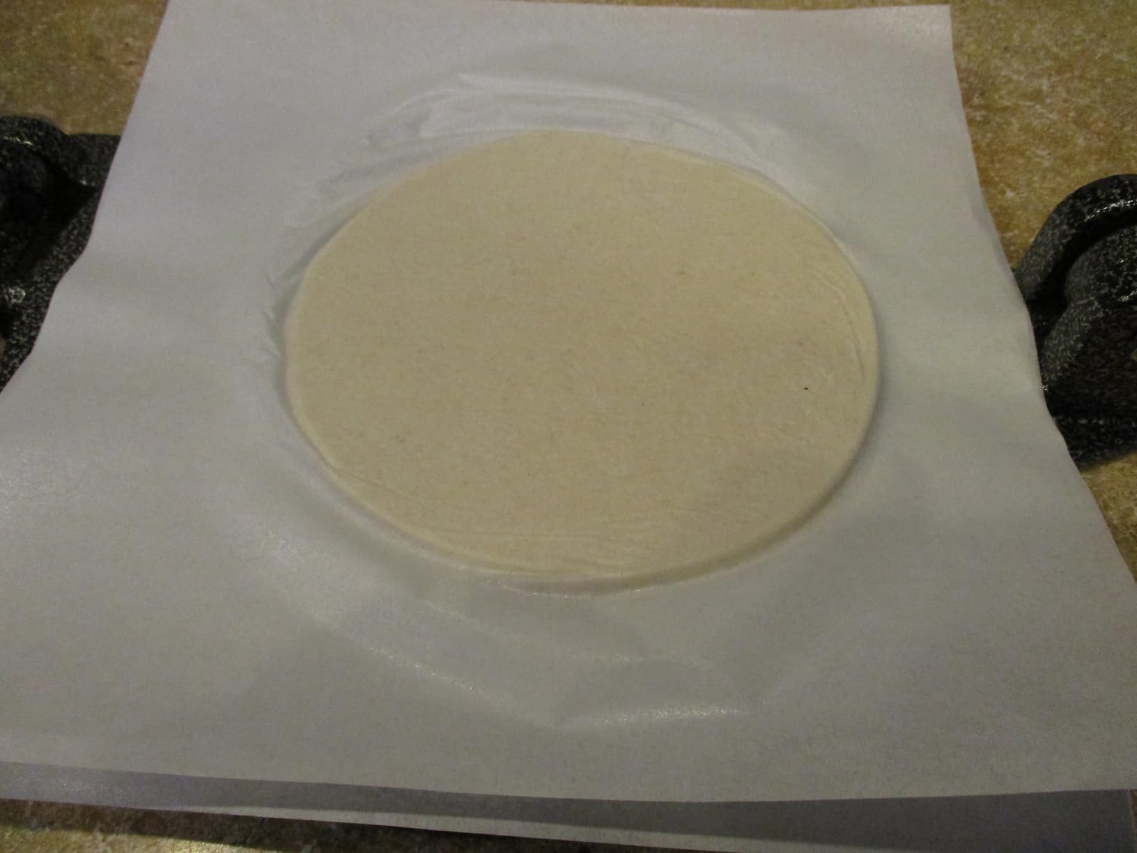 ARC Tortilla Press 8 inch, Cast Iron Tortilla Maker Include 100 Pcs Parchment Paper, Heavy Duty Tortillera Pataconera, Flour Tortilla Press, Roti Maker, Taco Maker, Taco Press, Black Gray customer photo 2