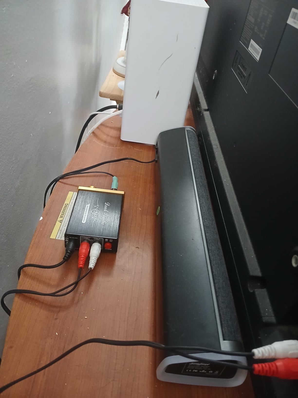 Amazon Basics Surge Protector Power Strip with 6 Outlets, 2 USB Ports, 1000 Joule, 6-Foot Cord Length, Black customer photo 1