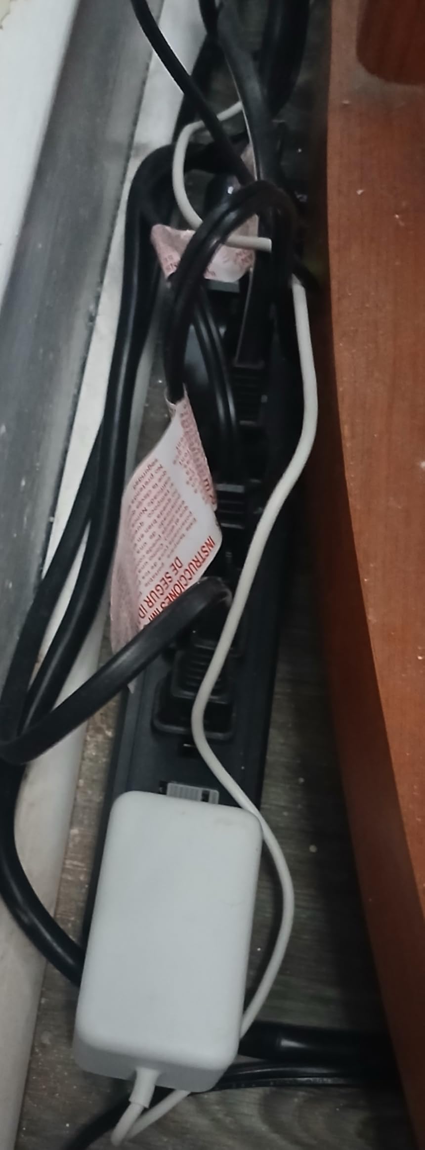 Amazon Basics Surge Protector Power Strip with 6 Outlets, 2 USB Ports, 1000 Joule, 6-Foot Cord Length, Black customer photo 2