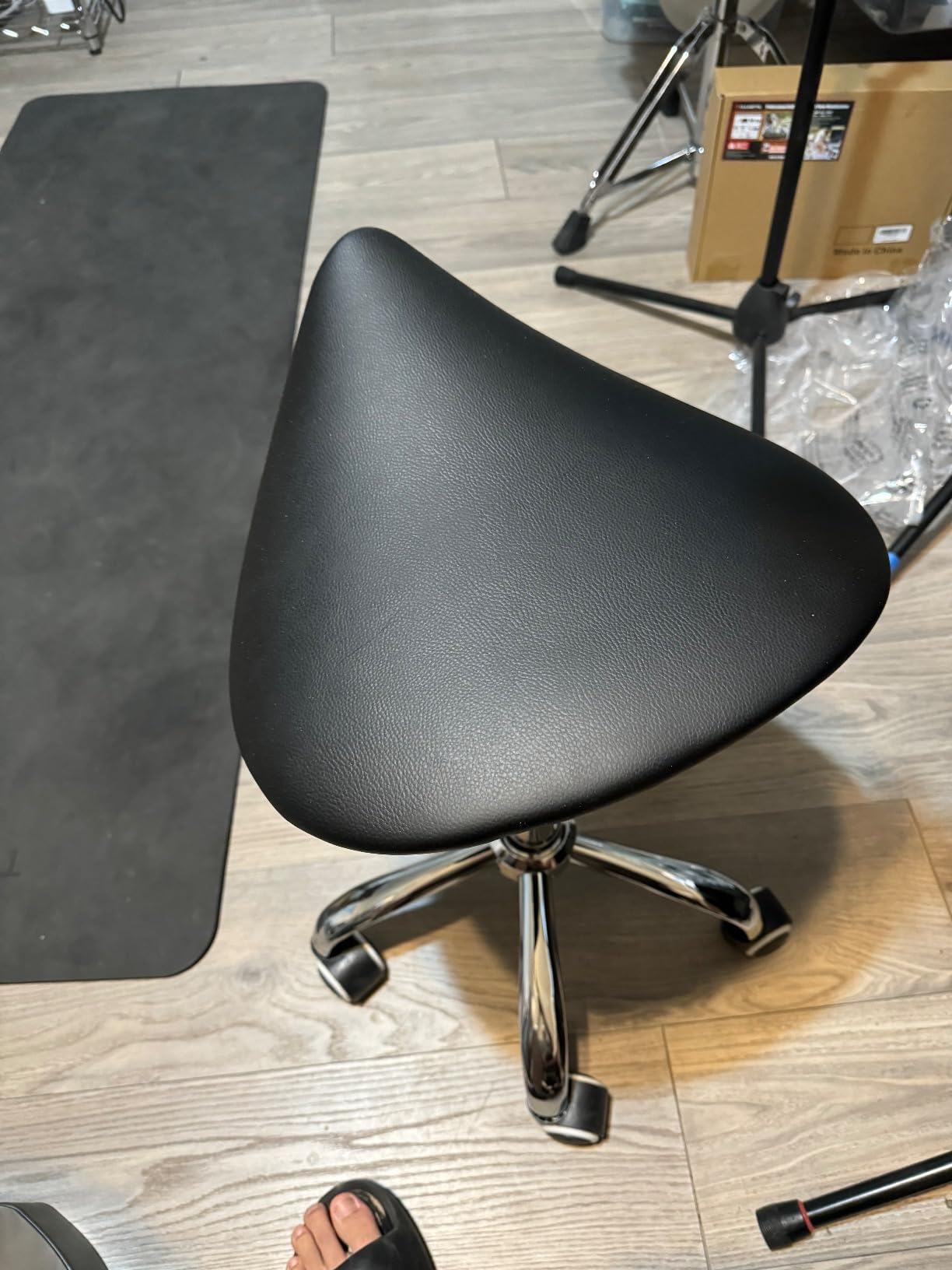 KKTONER Rolling Saddle Stool PU Leather Swivel Adjustable Rolling Stool with Wheels Salon Chair Black customer photo 2