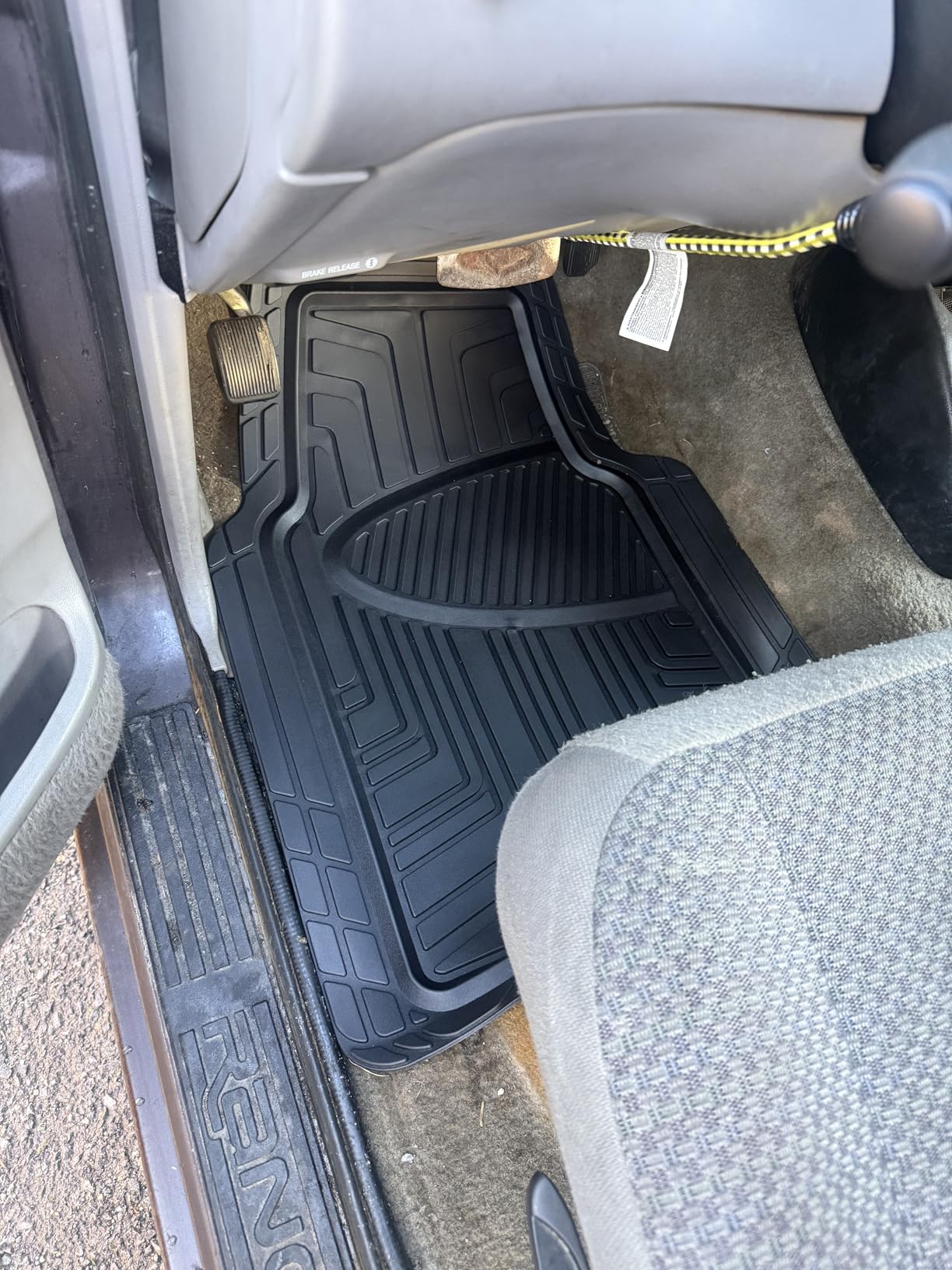 Amazon Basics 2-Piece Premium All-Season Anti-Slip Rubber Floor Mats for Cars, SUVs and Trucks, Universal Trim to Fit, Black customer photo 1