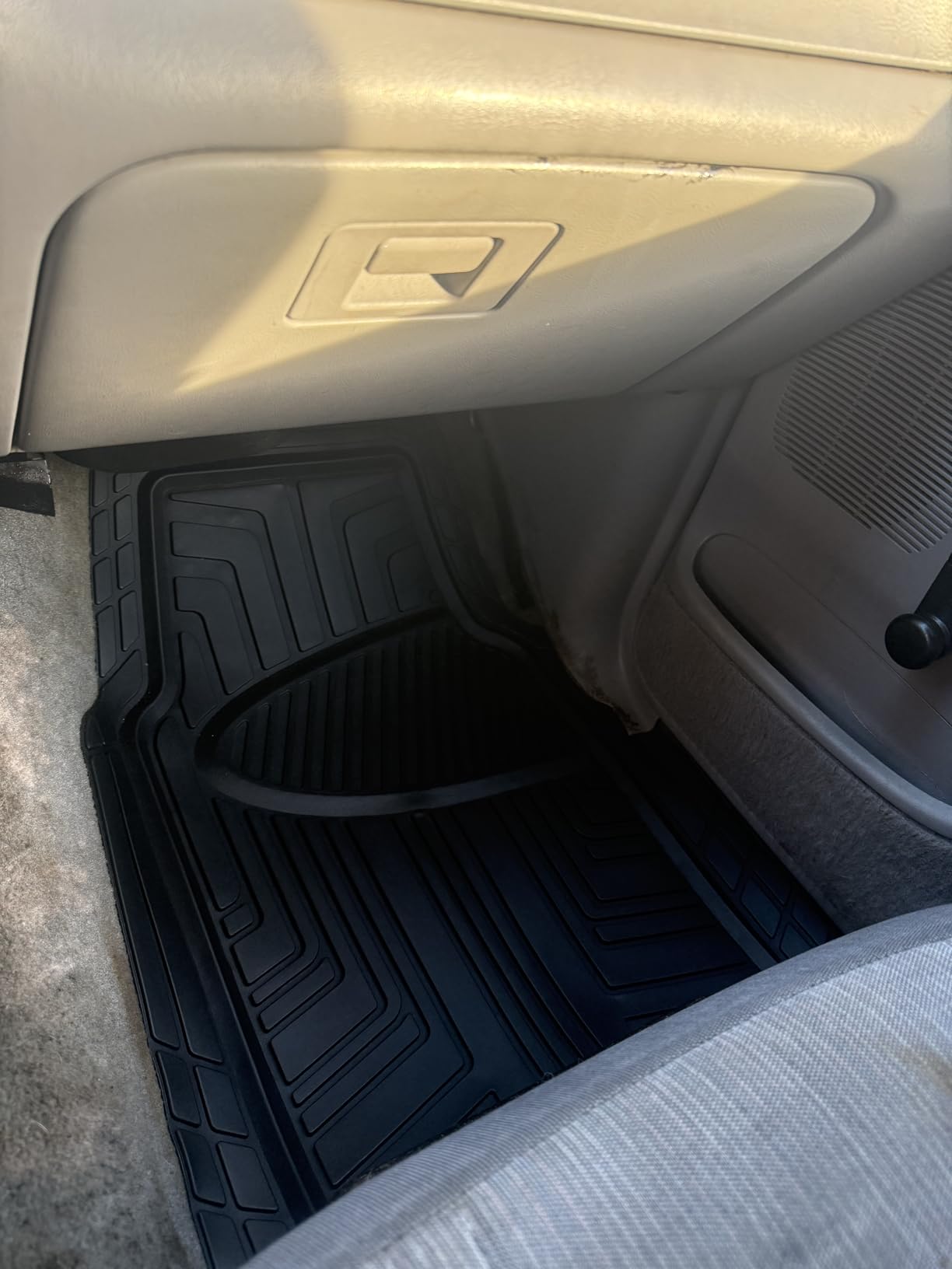 Amazon Basics 2-Piece Premium All-Season Anti-Slip Rubber Floor Mats for Cars, SUVs and Trucks, Universal Trim to Fit, Black customer photo 2