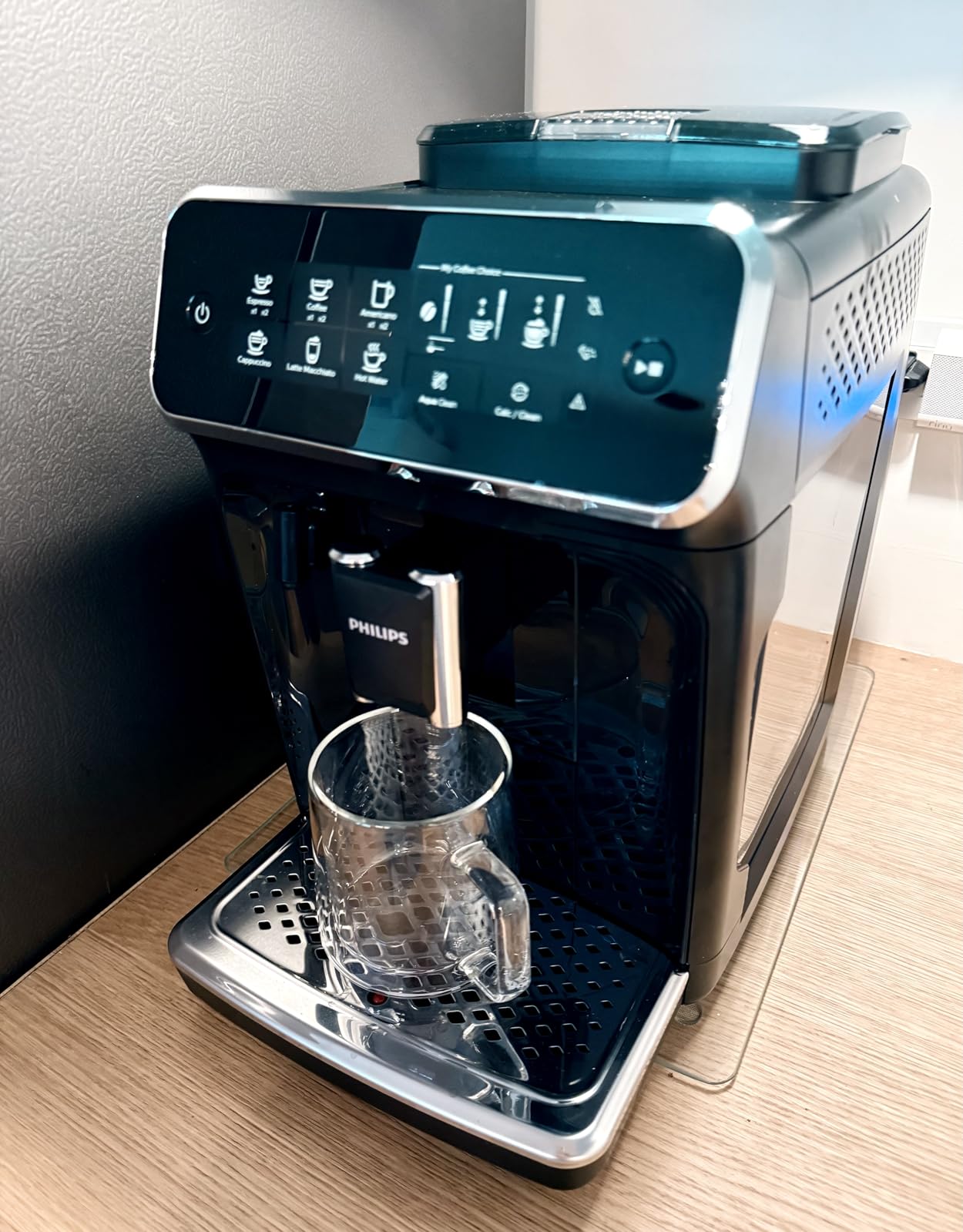 Philips 3200 Series Fully Automatic Espresso Machine, LatteGo Milk Frother, 5 Coffee Varieties, Intuitive Touch Display, 100% Ceramic Grinder, AquaClean Filter, My Coffee Choice, Black (EP3241/54) customer photo 1