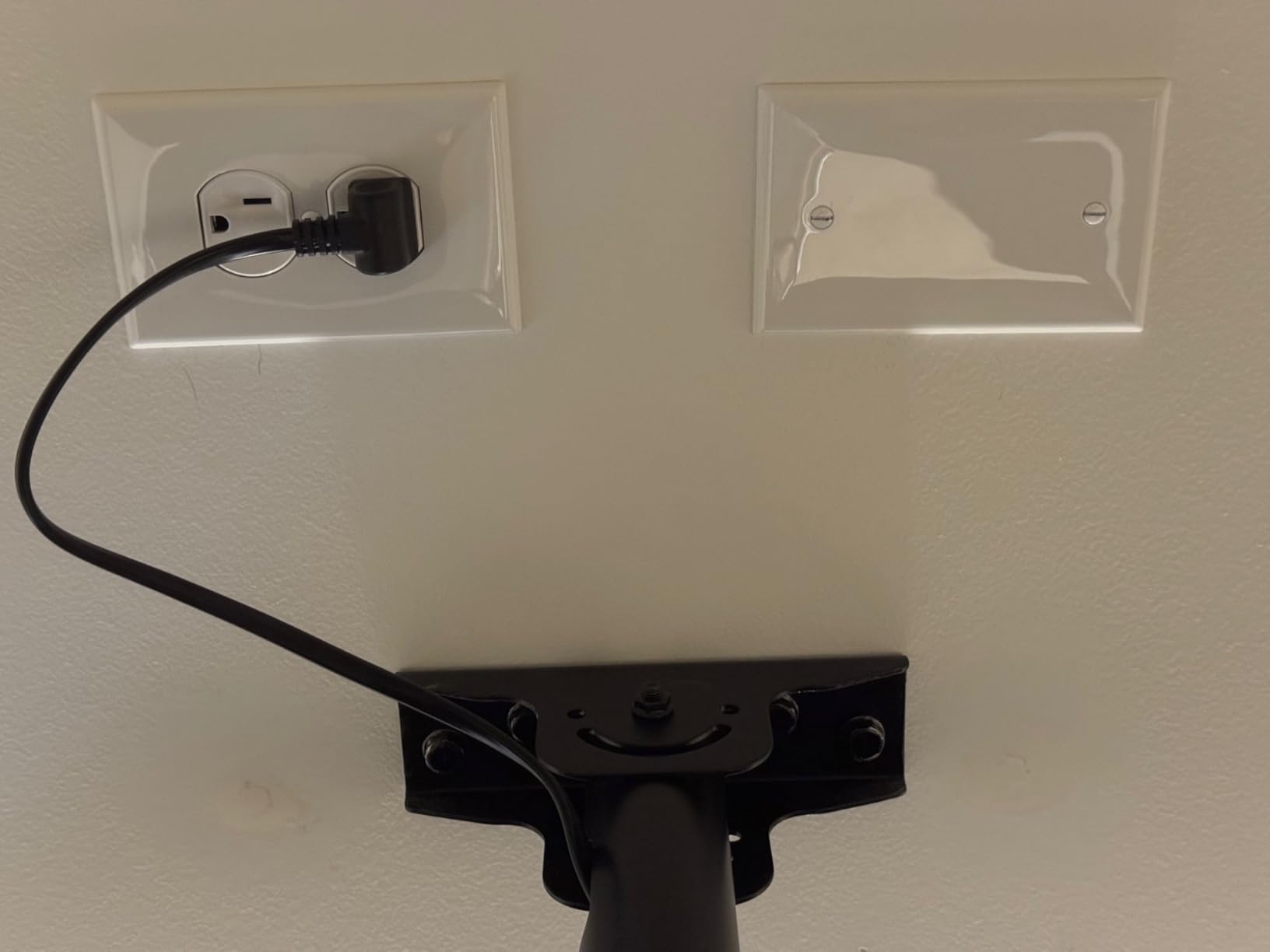 PERLESMITH Ceiling TV Mount for 26-65 inch Flat Screen Displays, Max VESA 400x400mm, Hanging Adjustable Ceiling TV Bracket Fits Most LCD LED OLED 4K TVs, Pole Ceiling Mount Holds up to 110lbs customer photo 2