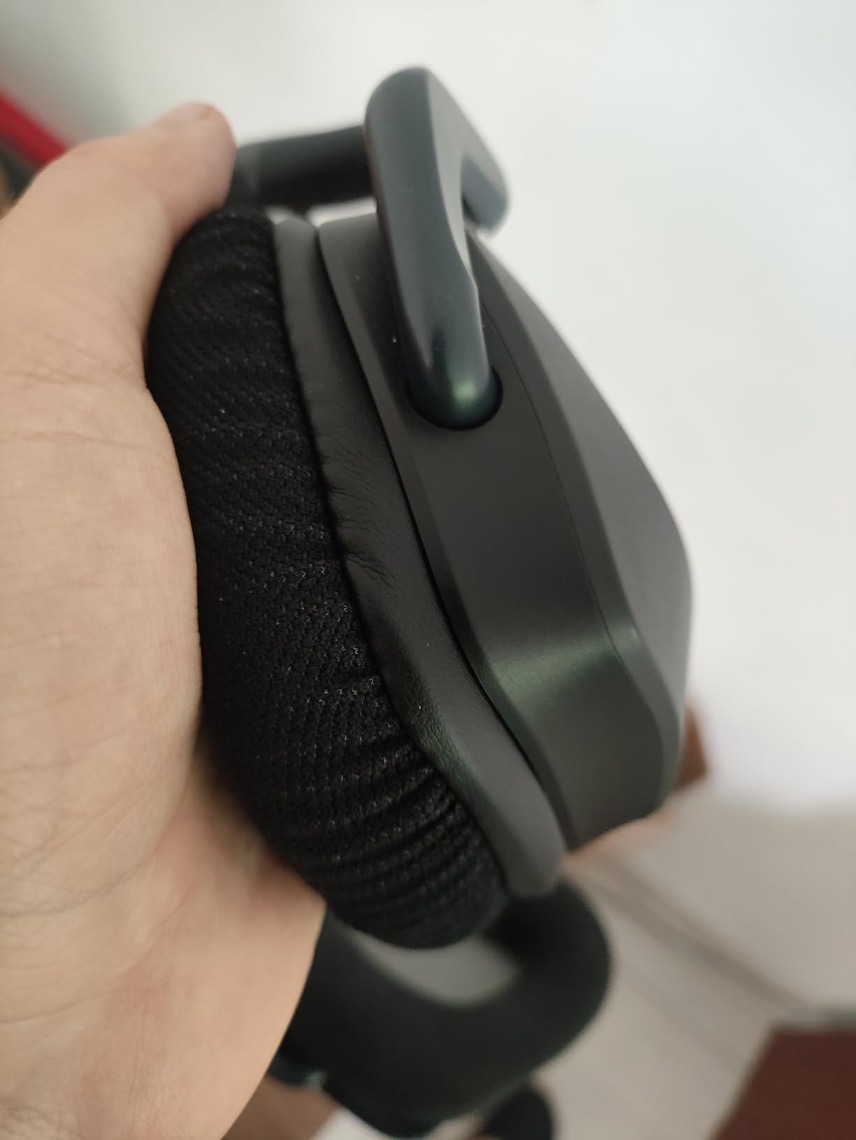 Corsair Void RGB Elite Wireless Gaming Headset - 7.1 Surround Sound - Omni-Directional Microphone - White customer photo 2