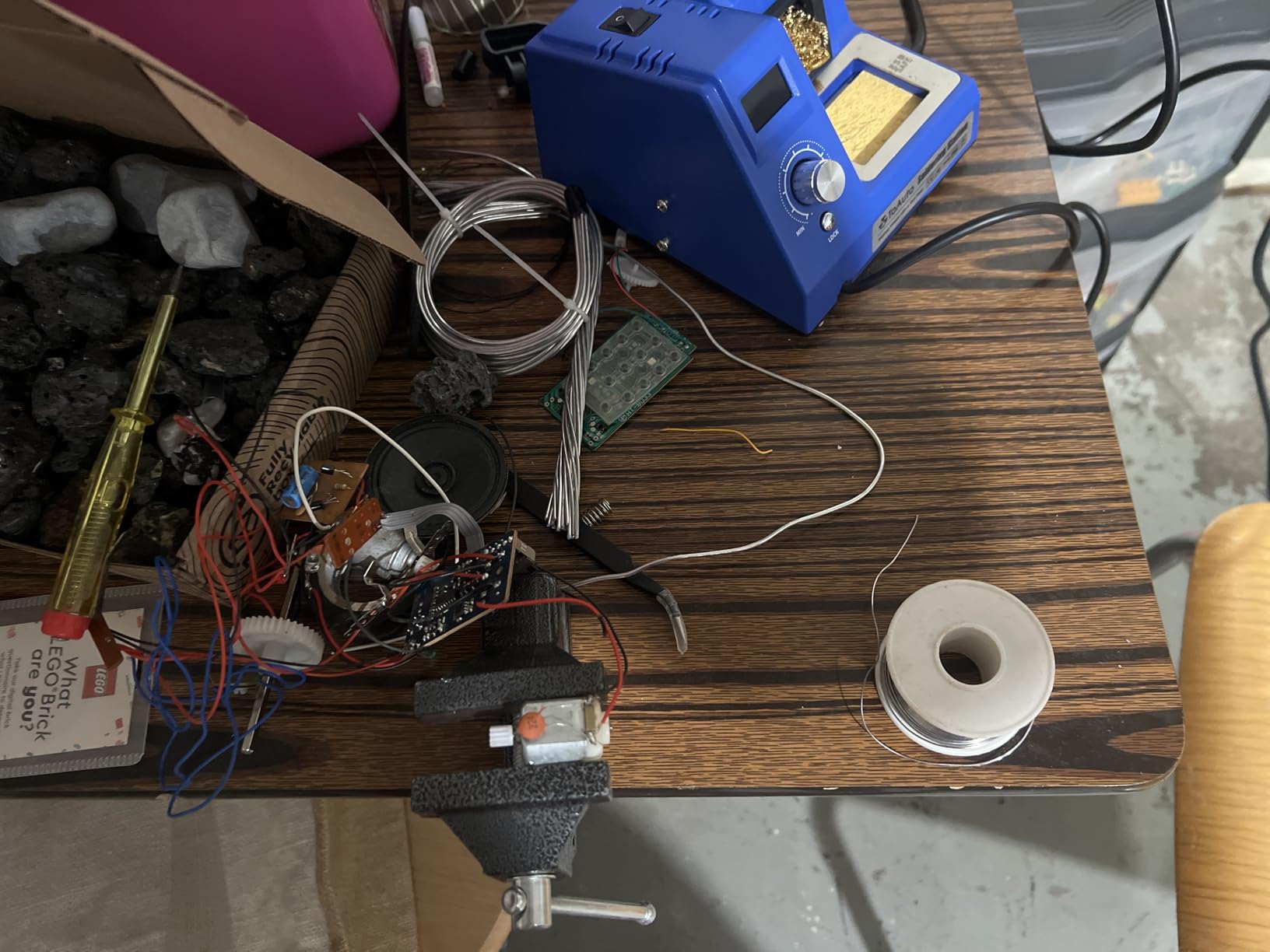 TOAUTO DS90 Soldering Station-°F & °C Dual Digital Display Soldering Iron Station Kit, 90W Soldering Iron, 302℉-842℉ Temperature, Anti-Static & Grounding Wire, Auto Standby & Sleep, 5 Solder Tips, Blue customer photo 1