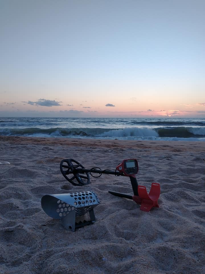 Minelab Vanquish 540 Multi-Frequency Pinpointing Metal Detector for Adults with Iron Bias & V12 12