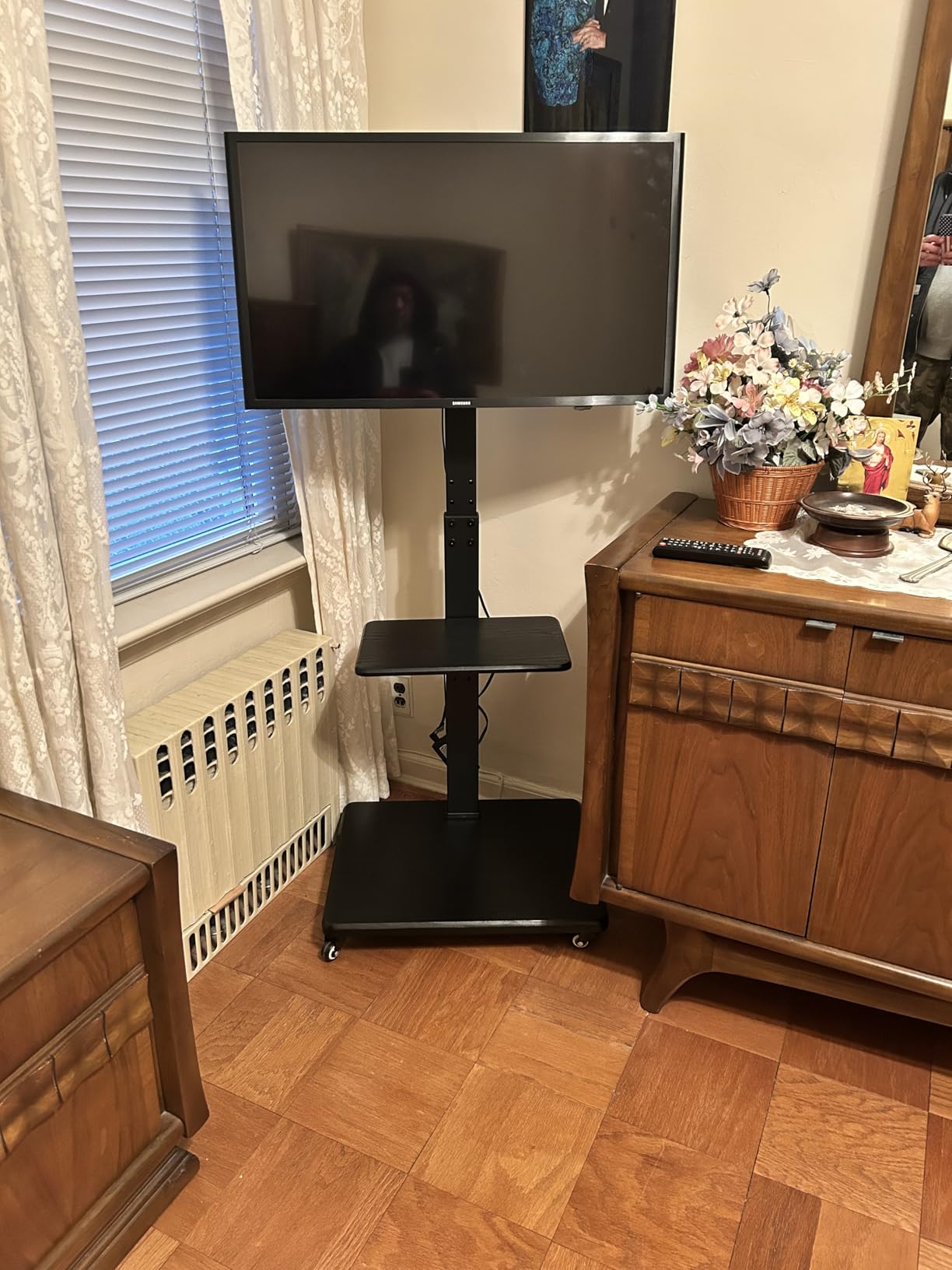 Perlegear Mobile TV Stand with Power Outlet, Tilt & Swivel Rolling TV Stand for 32-75 inches TVs up to 110 lbs, 12 Height Adjustable Rolling TV Cart with Wheels, Max VESA 600x400mm, PGTVMC17 customer photo 2