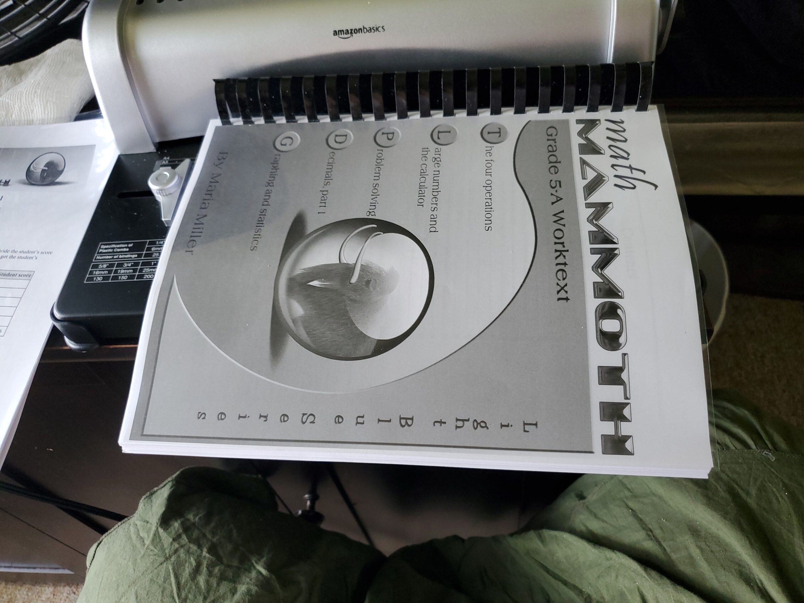 Amazon Basics Comb Binding Machine, 350 Sheets Capacity, for paper sizes A5(15 holes)/Letter(19 holes)/A4(21 holes) with Adjustable Margin, Grey customer photo 1