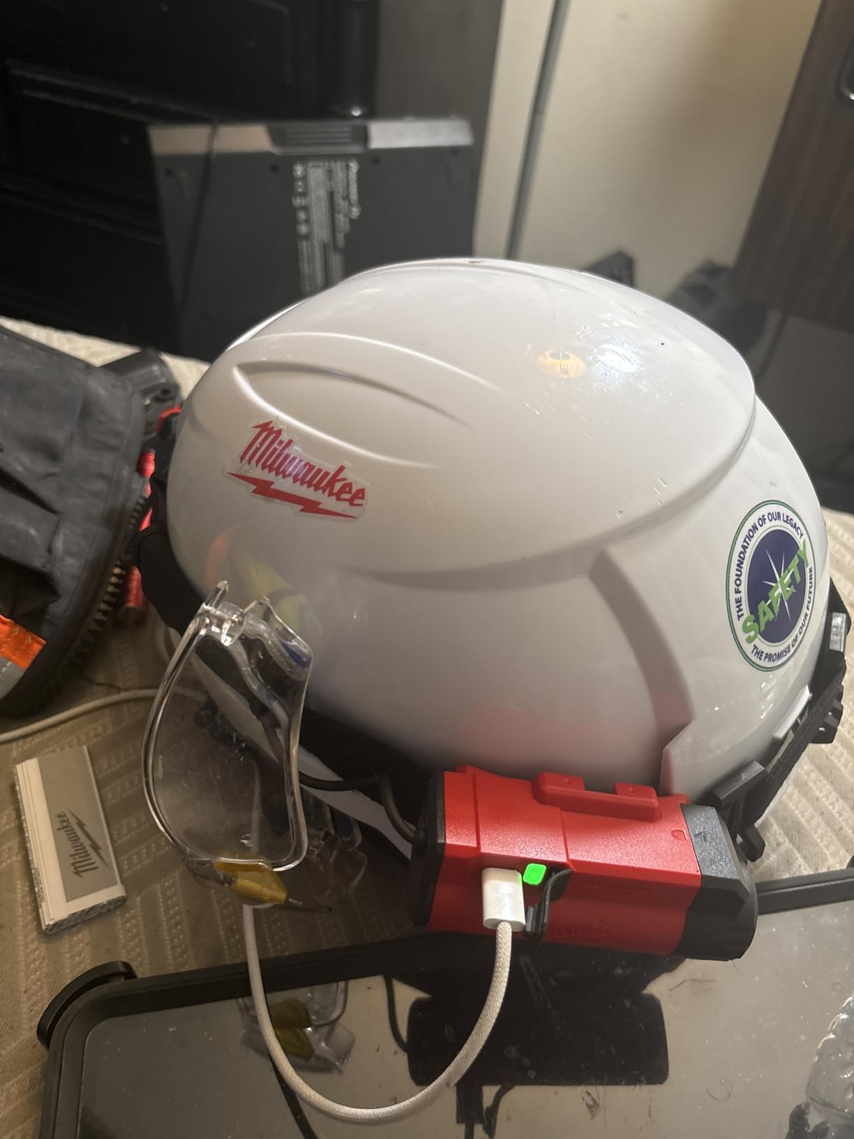 Milwaukee 600 Lumens LED USB Rechargeable Low-Profile Hard Hat Headlamp customer photo 2