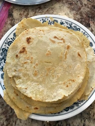 Victoria 8-Inch Cast Iron Tortilla Press HD Spherrous, Commercial-Grade Cast Iron Tortilla Maker, Roti Press, Pataconera Seasoned with Flaxseed Oil, Made in Colombia, Black customer photo 1