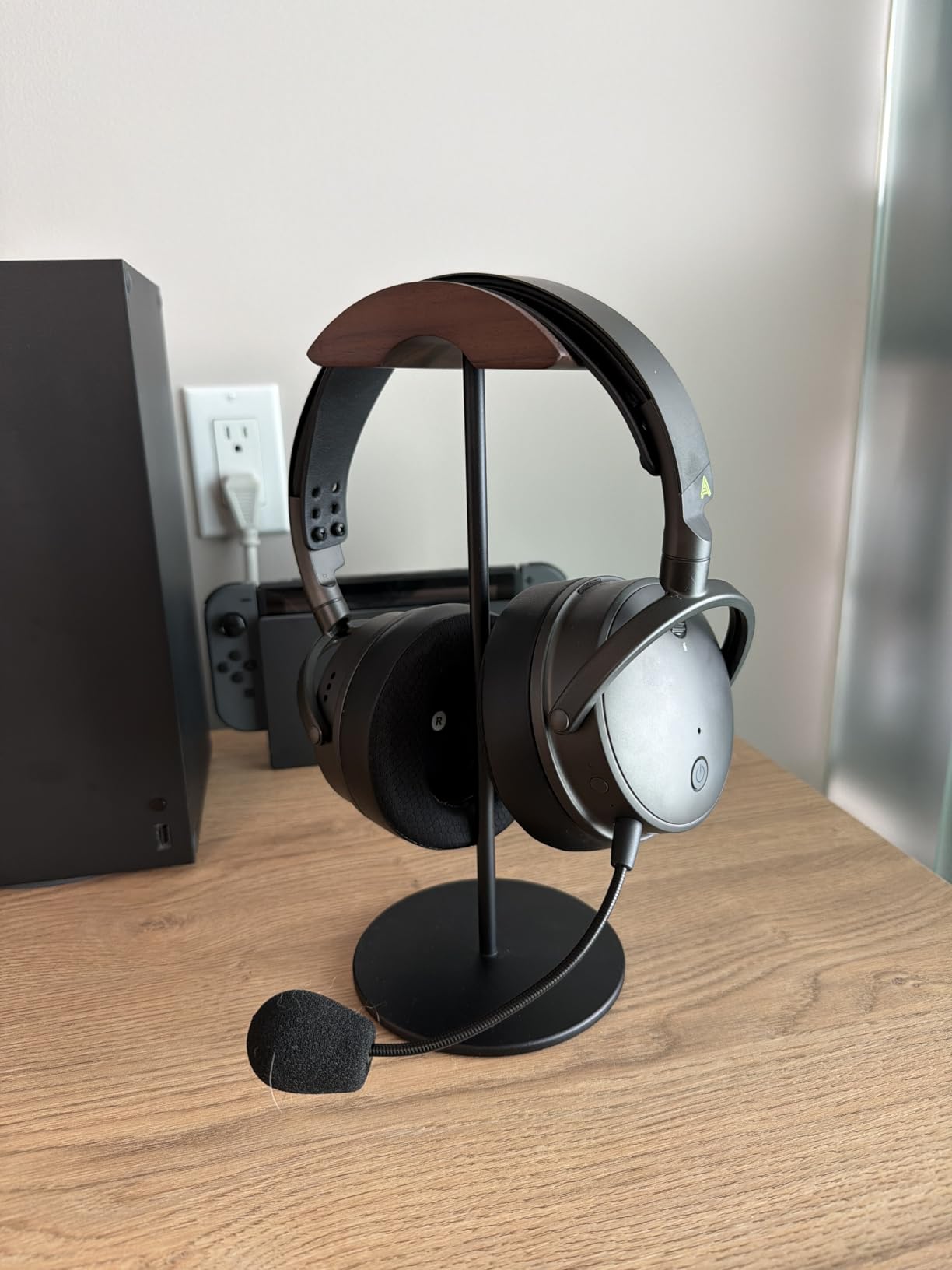 Headphone Stand, Walnut Wood & Aluminum Headset Stand, Nature Walnut Gaming Headset Holder with Solid Heavy Base for All Headphone Sizes customer photo 2