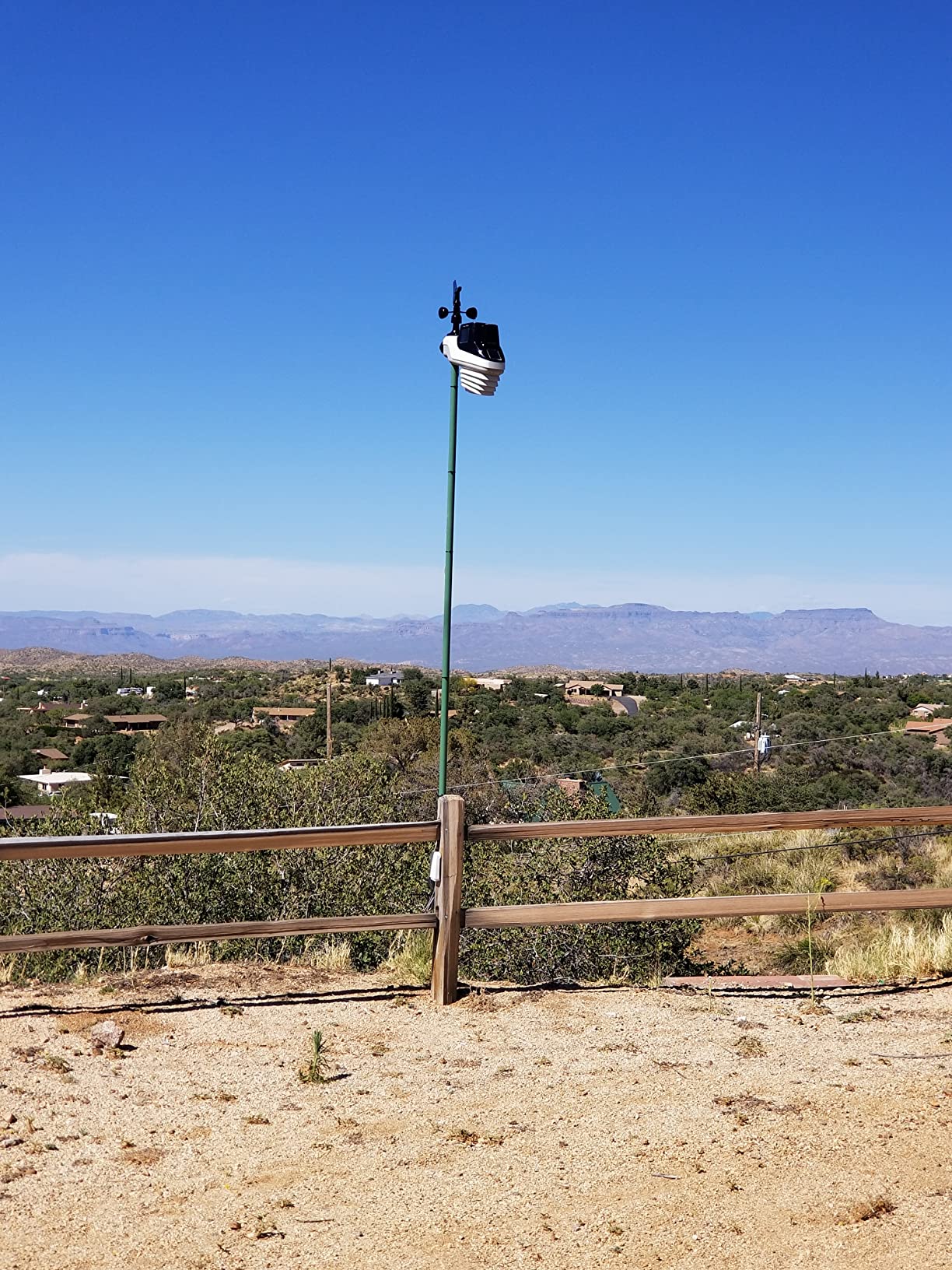 AcuRite Atlas Professional Weather Station with Direct-to-Wi-Fi HD Display, Lightning Detection, Built-In Barometer, and Temperature, Humidity, Wind Speed/Direction and Rainfall Measurements (01001M) customer photo 1
