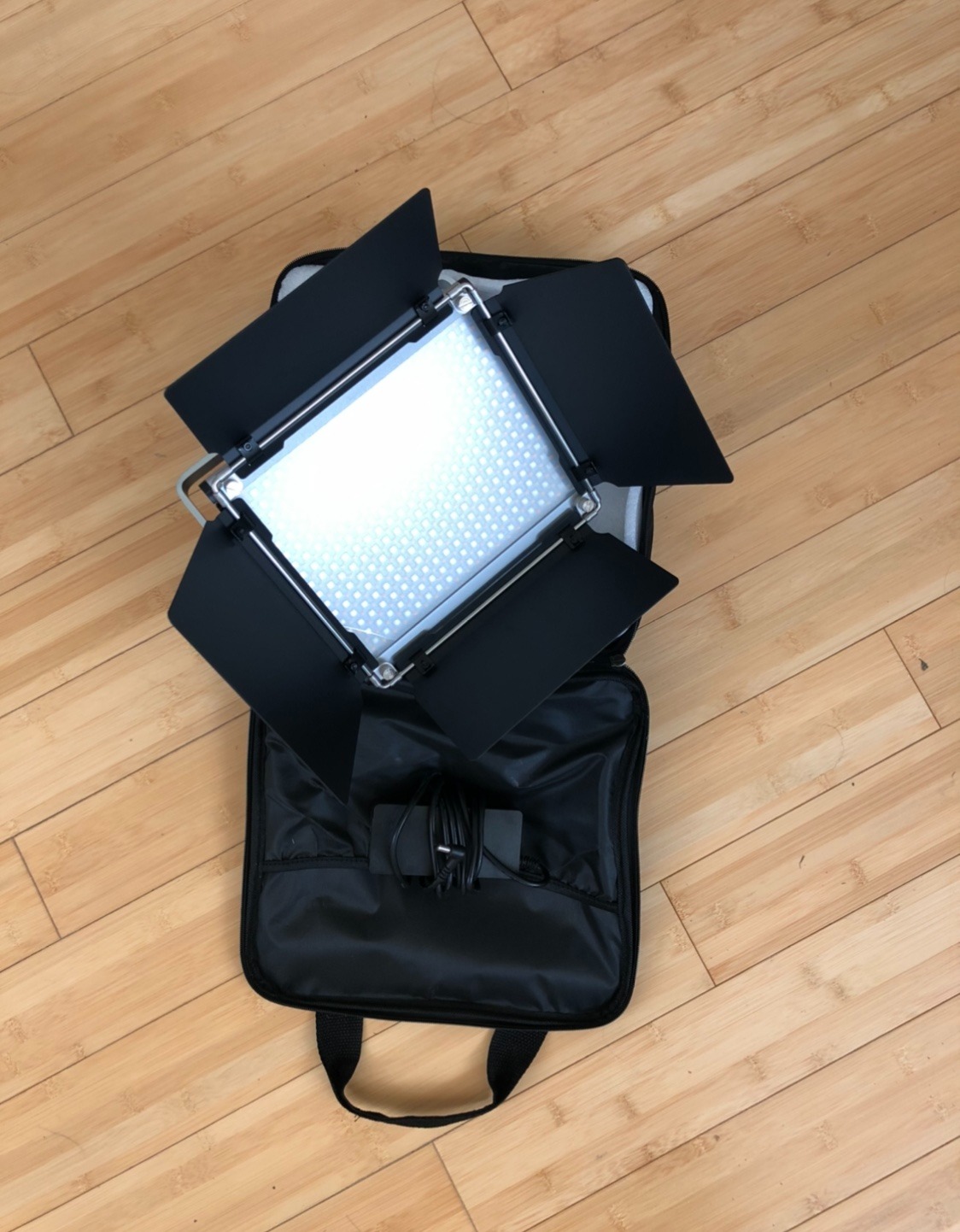 NEEWER 660 PRO RGB Led Video Light with APP Control/Barn Door/U Bracket, 360deg Full Color, CRI 97+, 50W Panel Studio Light for Gaming Live Streaming YouTube Webex Recording Filming Photography customer photo 2