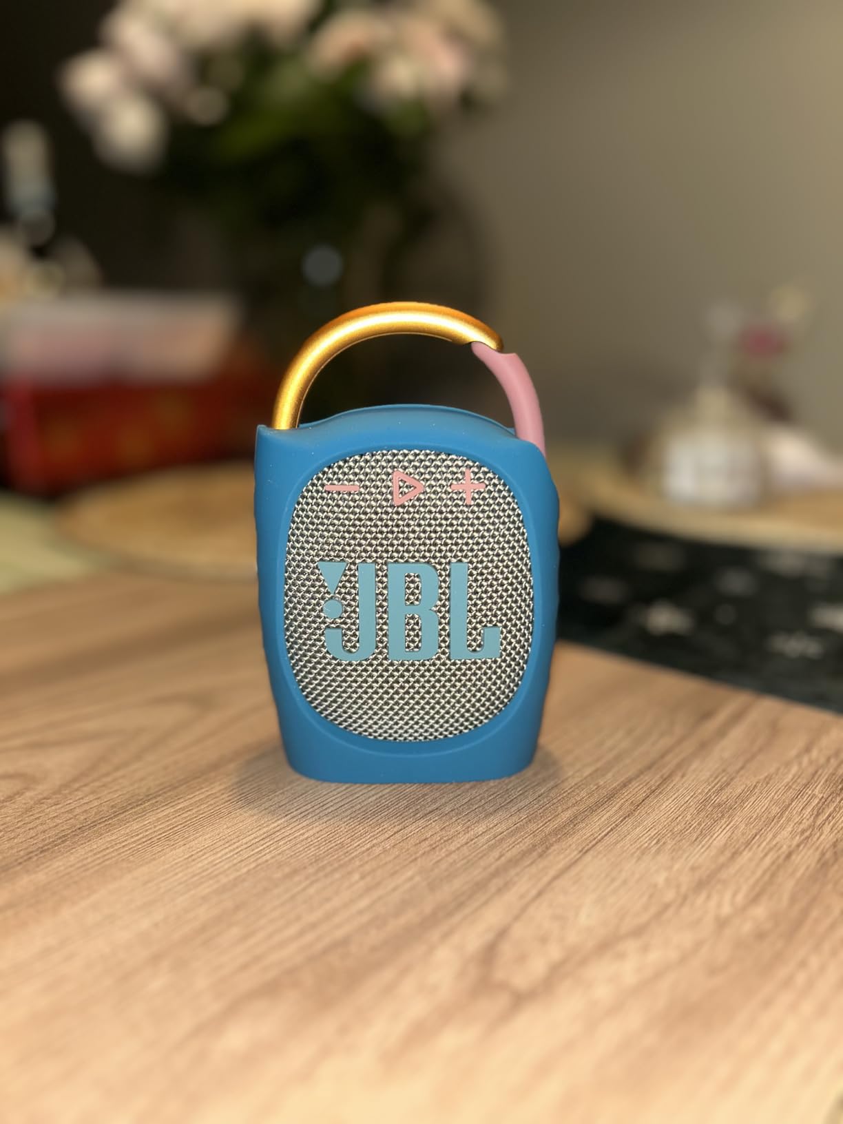 JBL Clip 4 - Portable Mini Bluetooth Speaker, big audio and punchy bass, integrated carabiner, IP67 waterproof and dustproof, 10 hours of playtime, speaker for home, outdoor and travel (Blue) customer photo 2