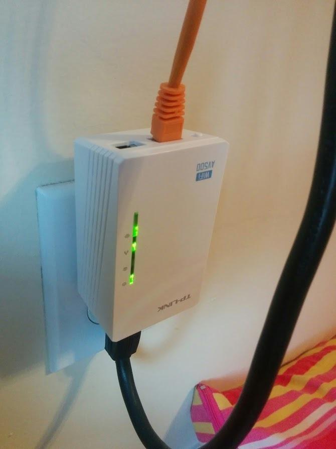 TP-Link Powerline WiFi Extender TL-WPA8631P KIT - AV1300 Powerline + AC1200 Dual Band, 2x2 MIMO, 3 Gigabit Ports, Passthrough customer photo 1