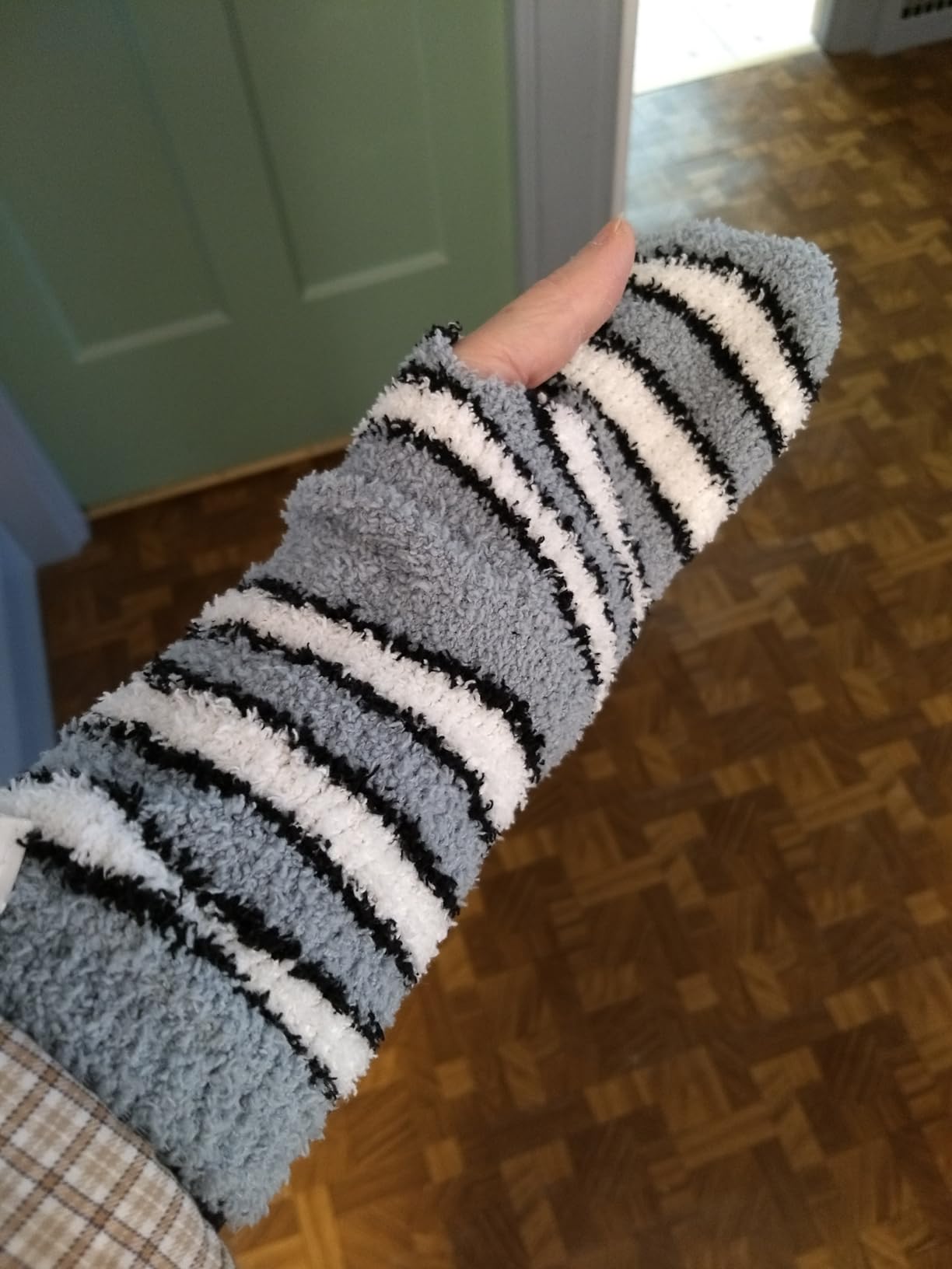 Carpal Tunnel Wrist Brace Support with 2 Straps and Metal Splint Stabilizer - Helps Relieve Tendinitis Arthritis Carpal Tunnel Pain - Reduces Recovery Time for Men Women - Right (L/XL) customer photo 1