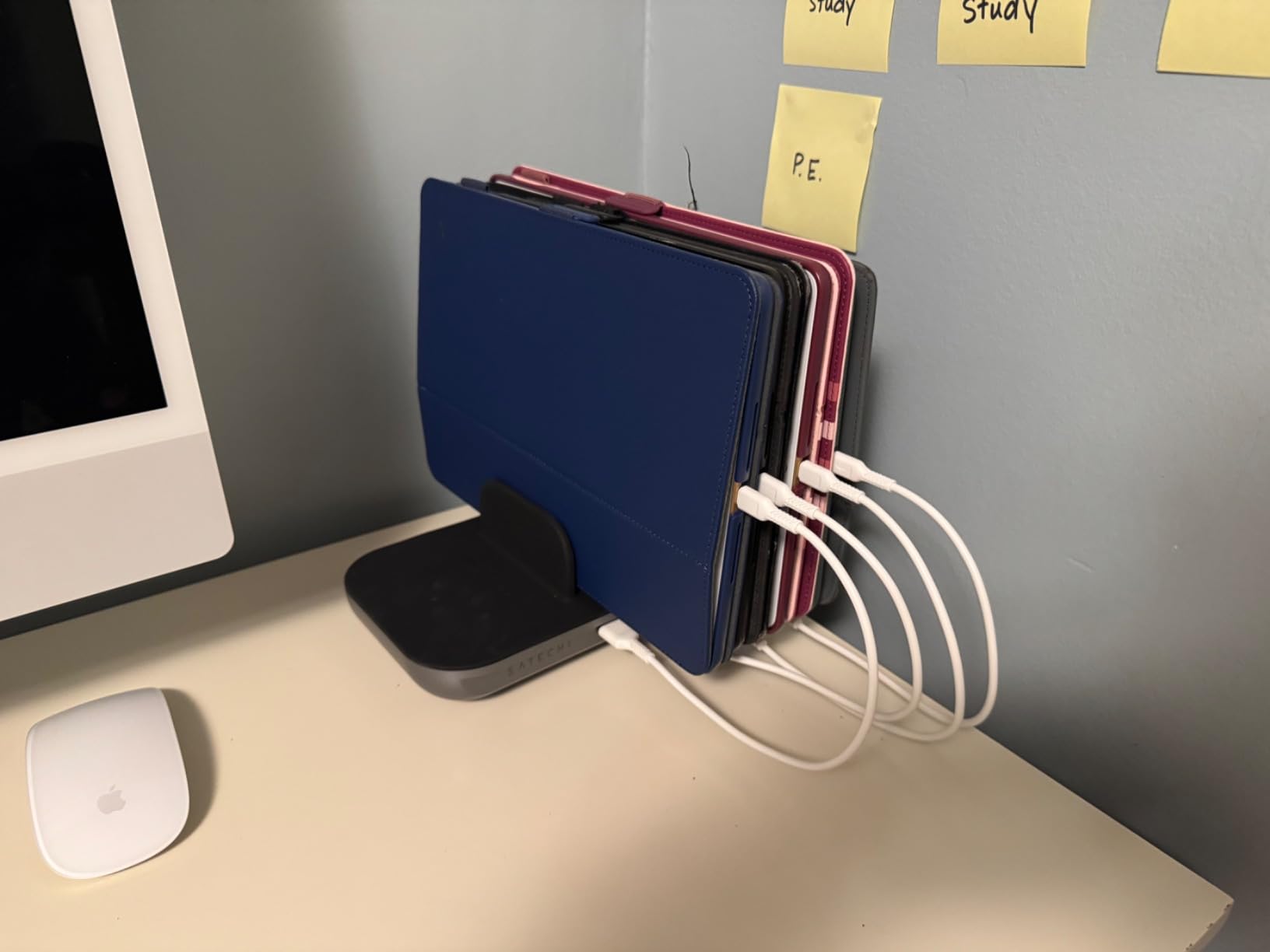 Satechi Multi Device Charging Station with Wireless Charging - for iPad Air/Pro M5/M4/M3/M2/M1, MacBook Air/Pro M5/M4/M3/M2/M1, iPhone 17 to 12 Series, AirPods, Apple Watch, and More customer photo 1