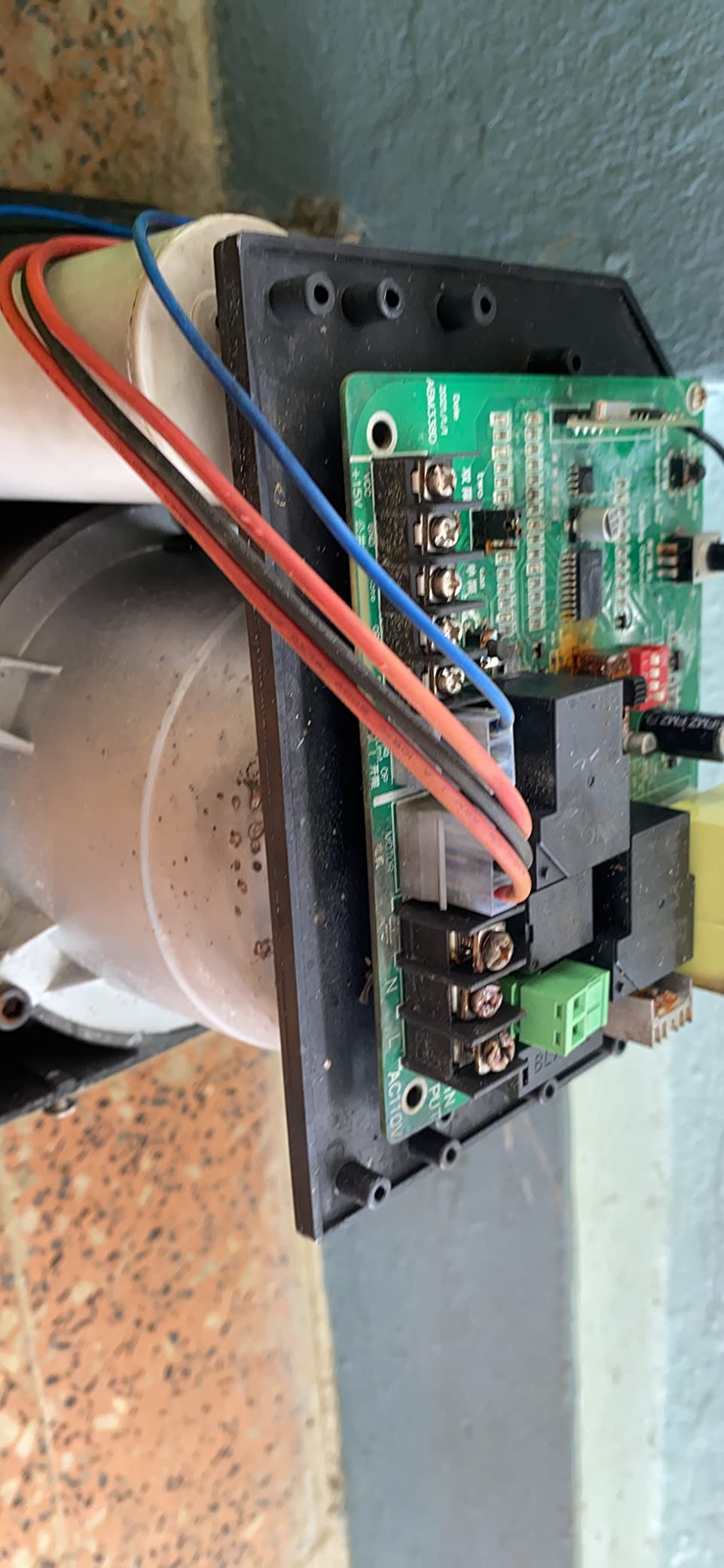 Vevor Automatic Sliding Gate Opener 1400LBS with 2 Remote Controls customer photo 2