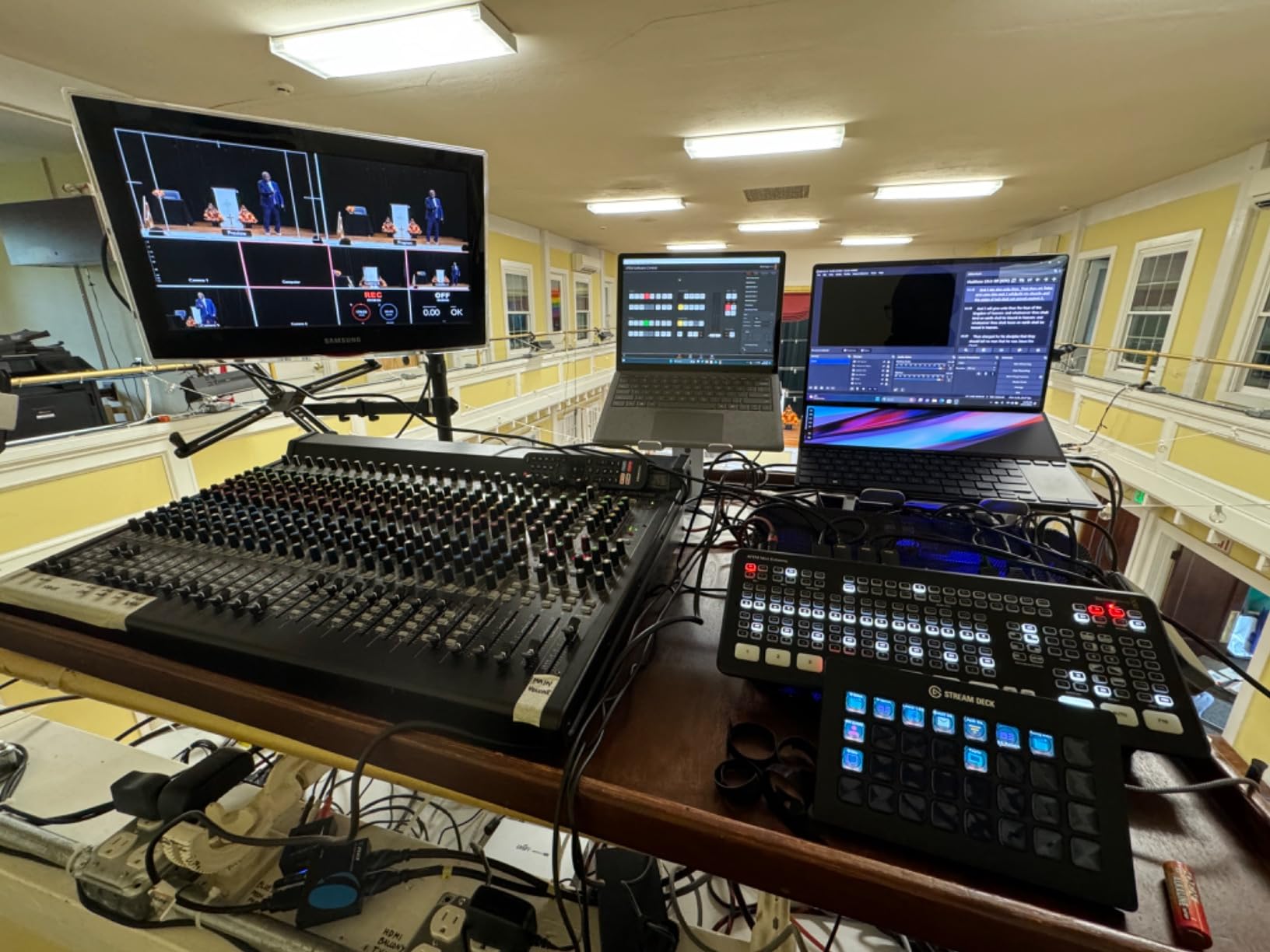 Blackmagic ATEM Mini Extreme HDMI Live Stream Switcher customer photo 1